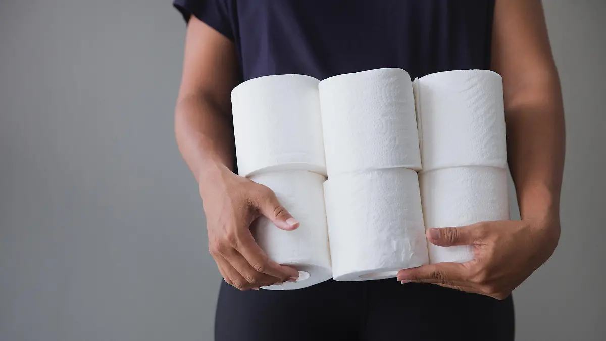 Frau hortet Klopapier