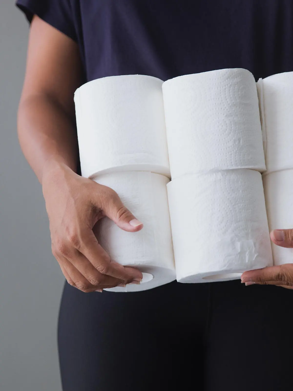 Frau hortet Klopapier