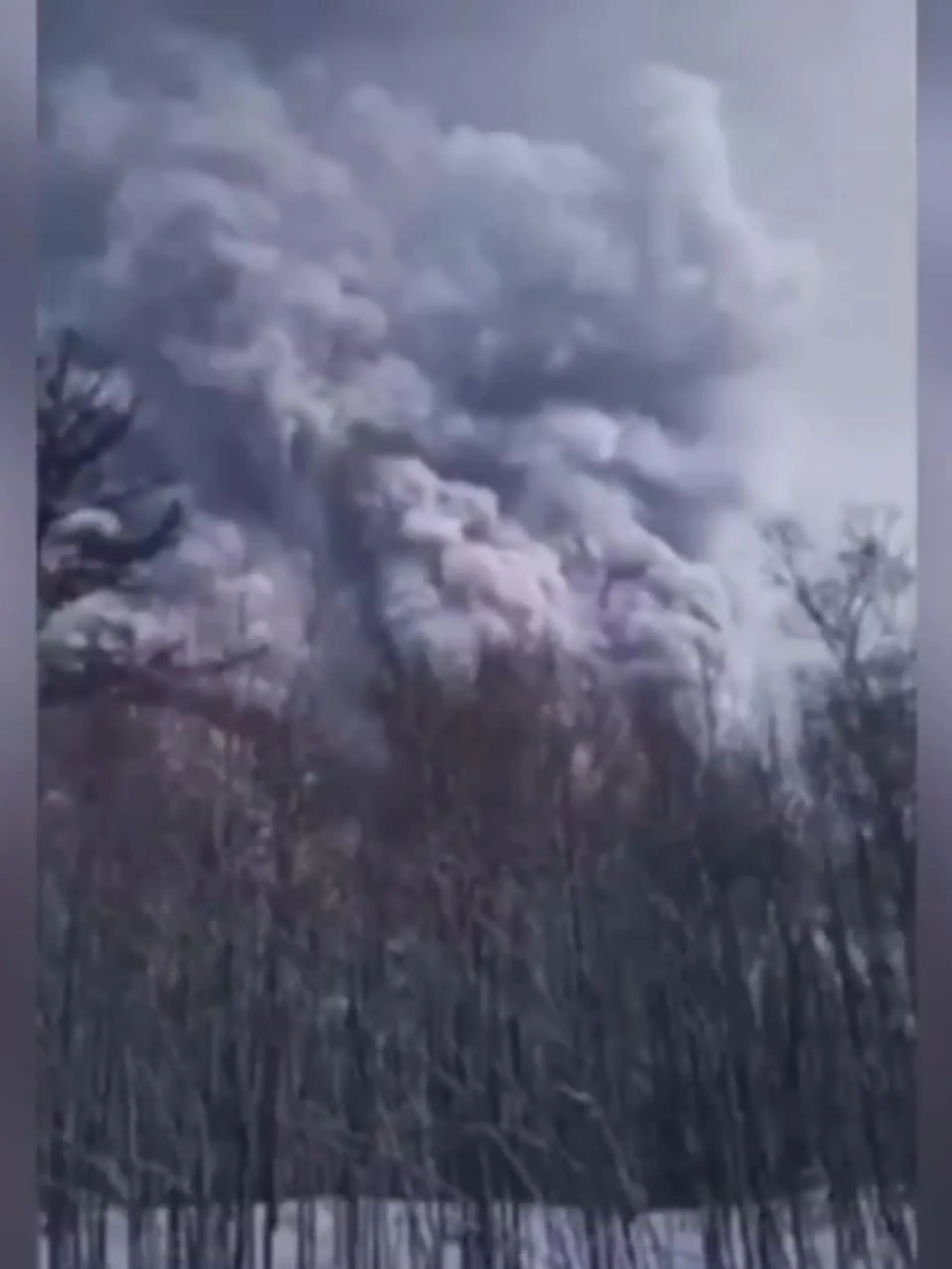 Es ist der heftigste Ascheregen seit 60 Jahren: Auf der russischen Halbinsel Kamtschatka ist der Vulkan Schiwelutsch heute um 6:31 Uhr Ortszeit ausgebrochen. Die Wolke ist 20 Kilometer hoch und gefährdet somit den Luftverkehr – die Behörden haben die höchste Alarmstufe Rot ausgerufen. Mehr dazu im Video.
