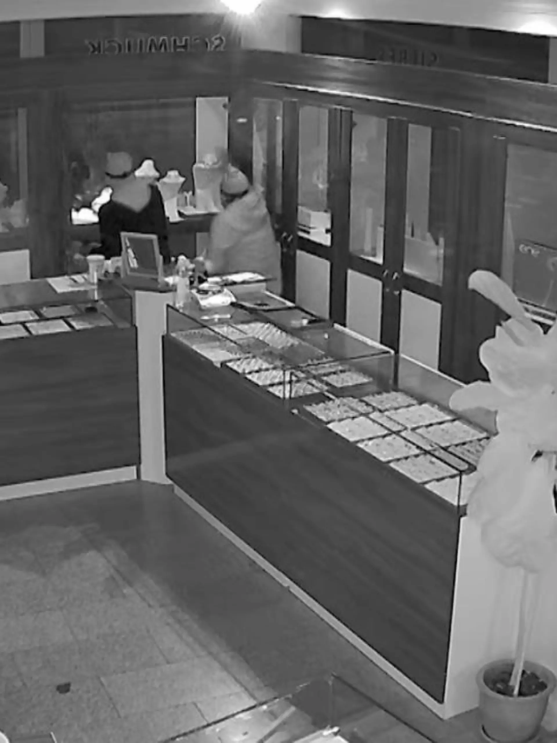 Trotz eines massiven Metallgitters schaffen es zwei Einbrecher, in das Juweliergeschäft Ercosman einzudringen. Wie schnell die Täter vorgingen, sehen Sie anhand der Überwachungsaufnahmen in unserem Video.