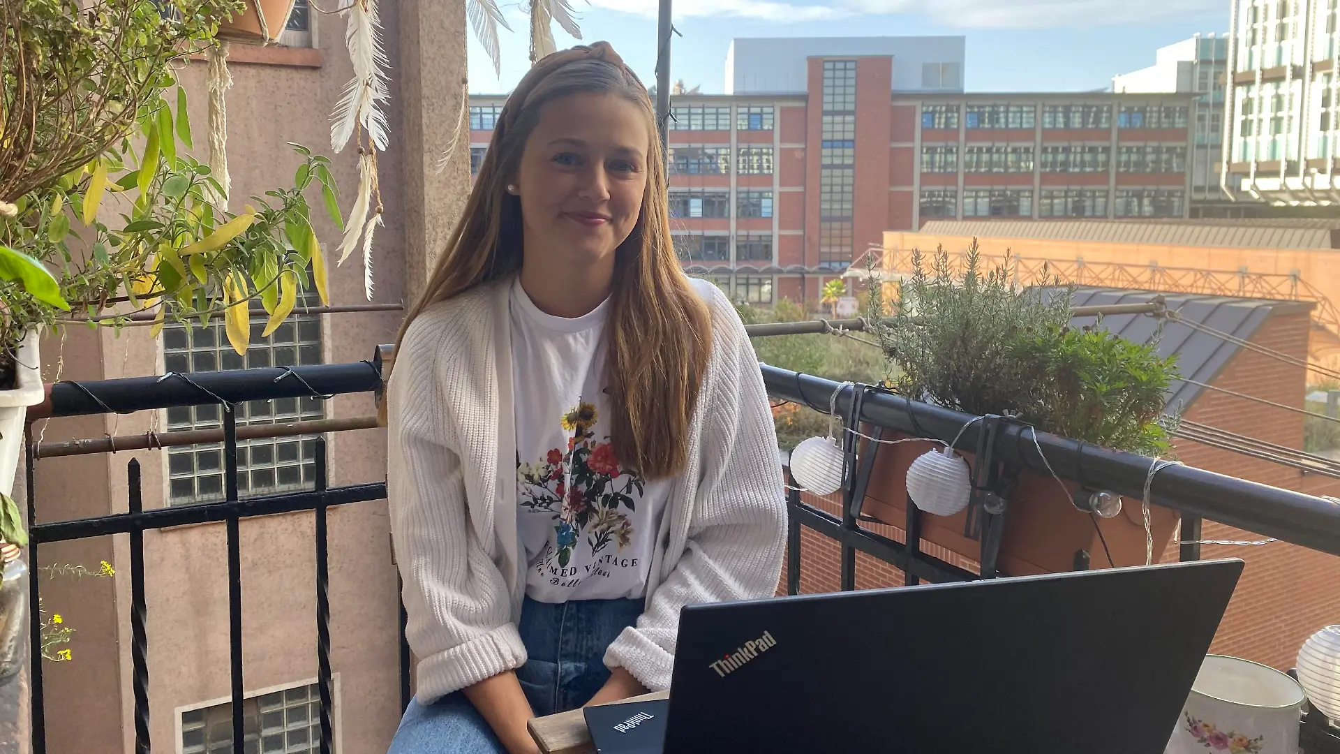 Sophia Haak auf ihrem Balkon in der Corona-Quarantäne.