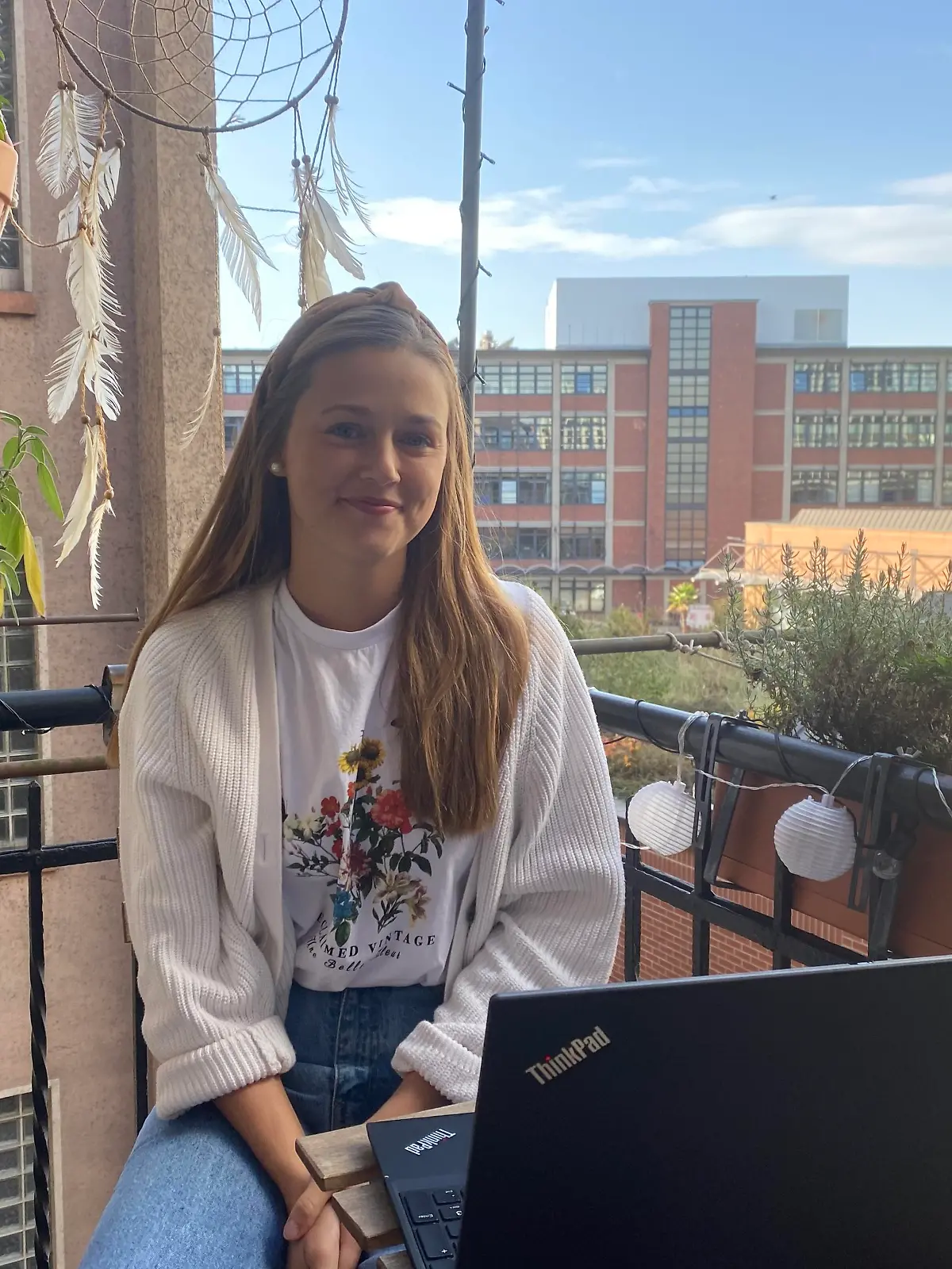 Sophia Haak auf ihrem Balkon in der Corona-Quarantäne.