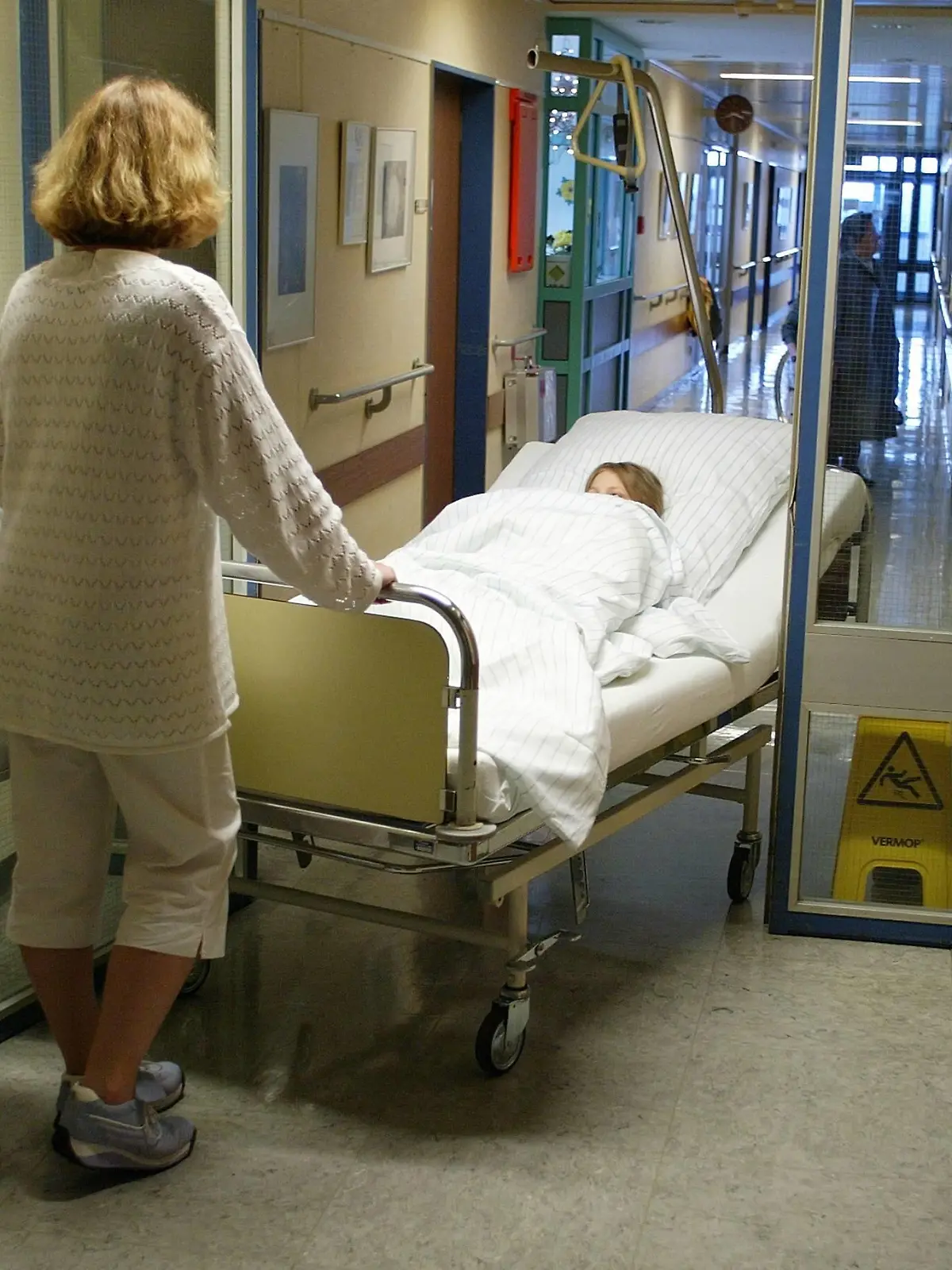 Thema: Gesundheitspolitik , Krankenhaus , Krankenschwester schiebt eine Patientin im Bett . Berlin , Deutschland . Nurse and patient at an hospital . Berlin , Germany . 03.05.2002 , MODEL RELEASE vorhanden , MODEL RELEASED , Berlin DEU Deutschland PUBLICATIONxINxGERxSUIxAUTxONLY Copyright: xThomasxImox

Theme Health policy Hospital Nurse shoves a Patient in Bed Berlin Germany Nurse and Patient AT to Hospital Berlin Germany 03 05 2002 Model Release AVAILABLE Model released Berlin DEU Germany PUBLICATIONxINxGERxSUIxAUTxONLY Copyright xThomasxImox  