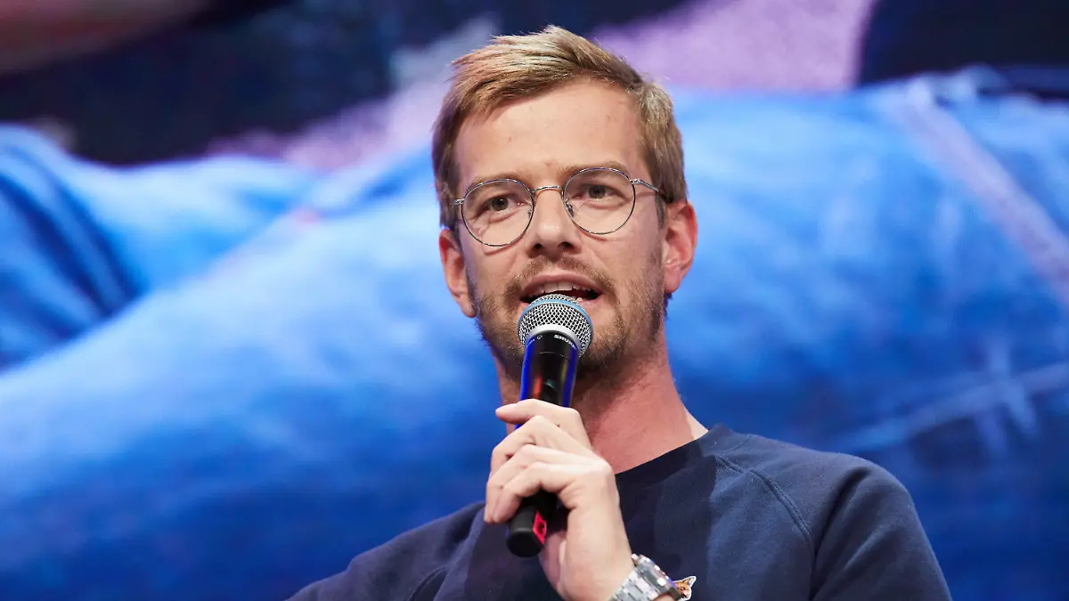 ARCHIV - 07.05.2019, Hamburg: Joko Winterscheidt, Moderator, spricht auf einer Bühne auf der Marketing-Fachmesse "Online Marketing Rockstars" (OMR) in den Messehallen. (zu dpa "Joko Winterscheidt spielt mit seinem Job") Foto: Georg Wendt/dpa +++ dpa-Bildfunk +++