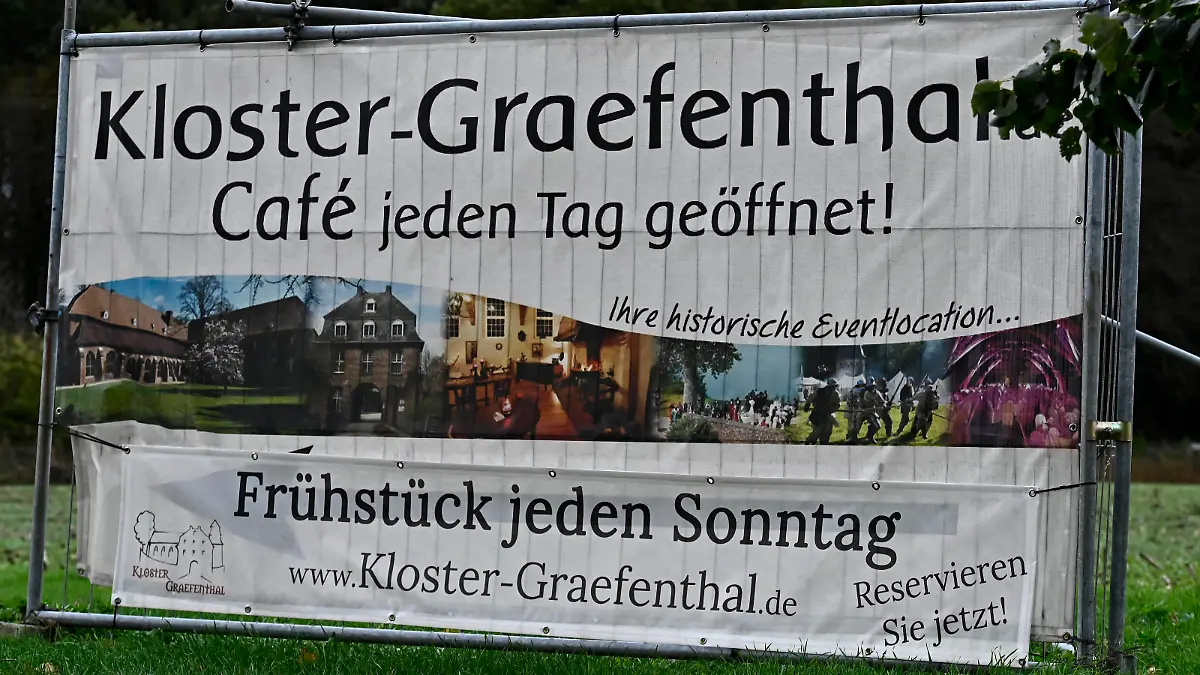  Auf dem Areal eines ehemaligen Klosters  KLOSTER-GRAEFENTHAL  am Niederrhein in Goch,Stadt in Nordrhein-Westfalen  NRW  befreite die Polizei eine 25-Jährige aus einer mutmaßlichen Sekte,sie wurde angeblich gegen ihren Willen festgehalten,fotografiert am 21.10.2020 in Goch.  *** On the site of a former monastery KLOSTER GRAEFENTHAL on the Lower Rhine in Goch, a town in North Rhine-Westphalia NRW, the police freed a 25 year old girl from a suspected sect, she was allegedly held against her will, photographed on 21 10 2020 in Goch 