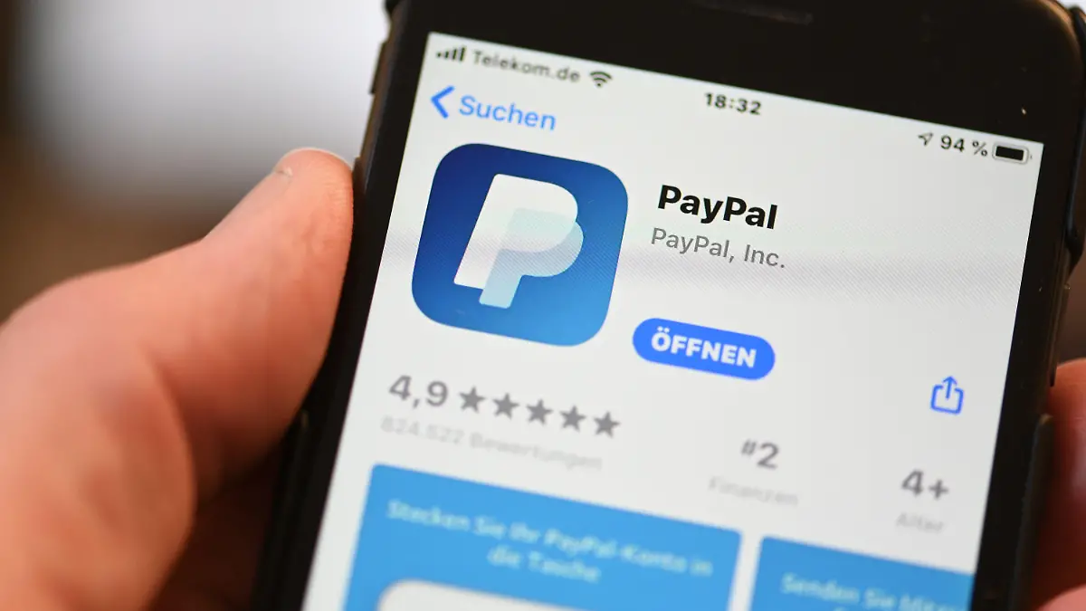 29.07.2020, Baden-Württemberg, Ravensburg: Die Applikation von PayPal ist auf einem Mobilfunkgerät zu sehen, das ein Mann in der Hand hält. PayPal teilt am 29.07.2020 Zahlen zum 2. Quartal mit. Foto: Felix Kästle/dpa +++ dpa-Bildfunk +++