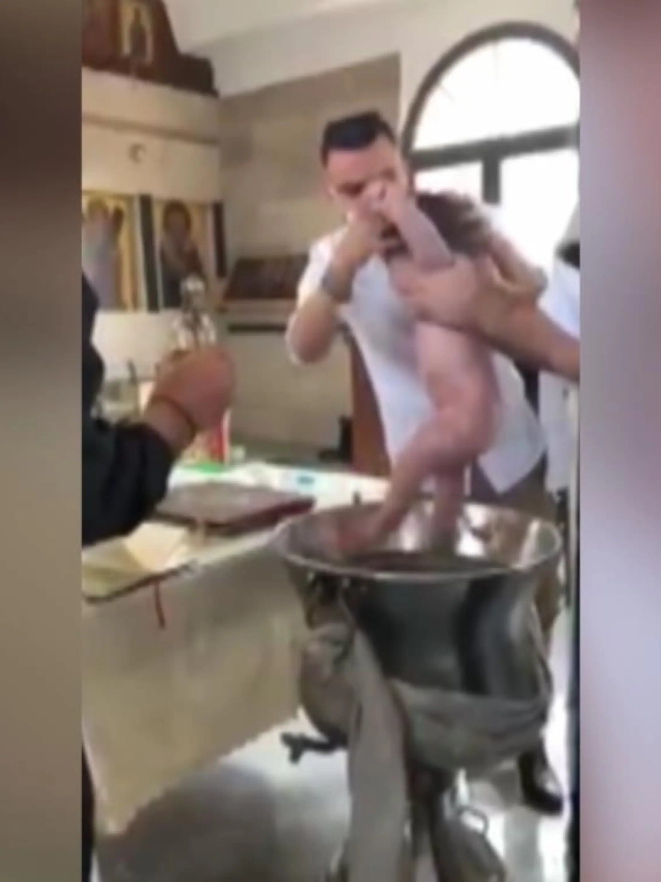 Bild zu: "Mutter außer sich bei Babys Taufe"