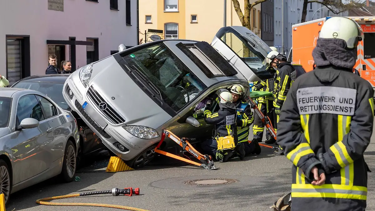 Die Rettungskräfte befreiten die 77-Jährige über den Kofferraum des Autos.