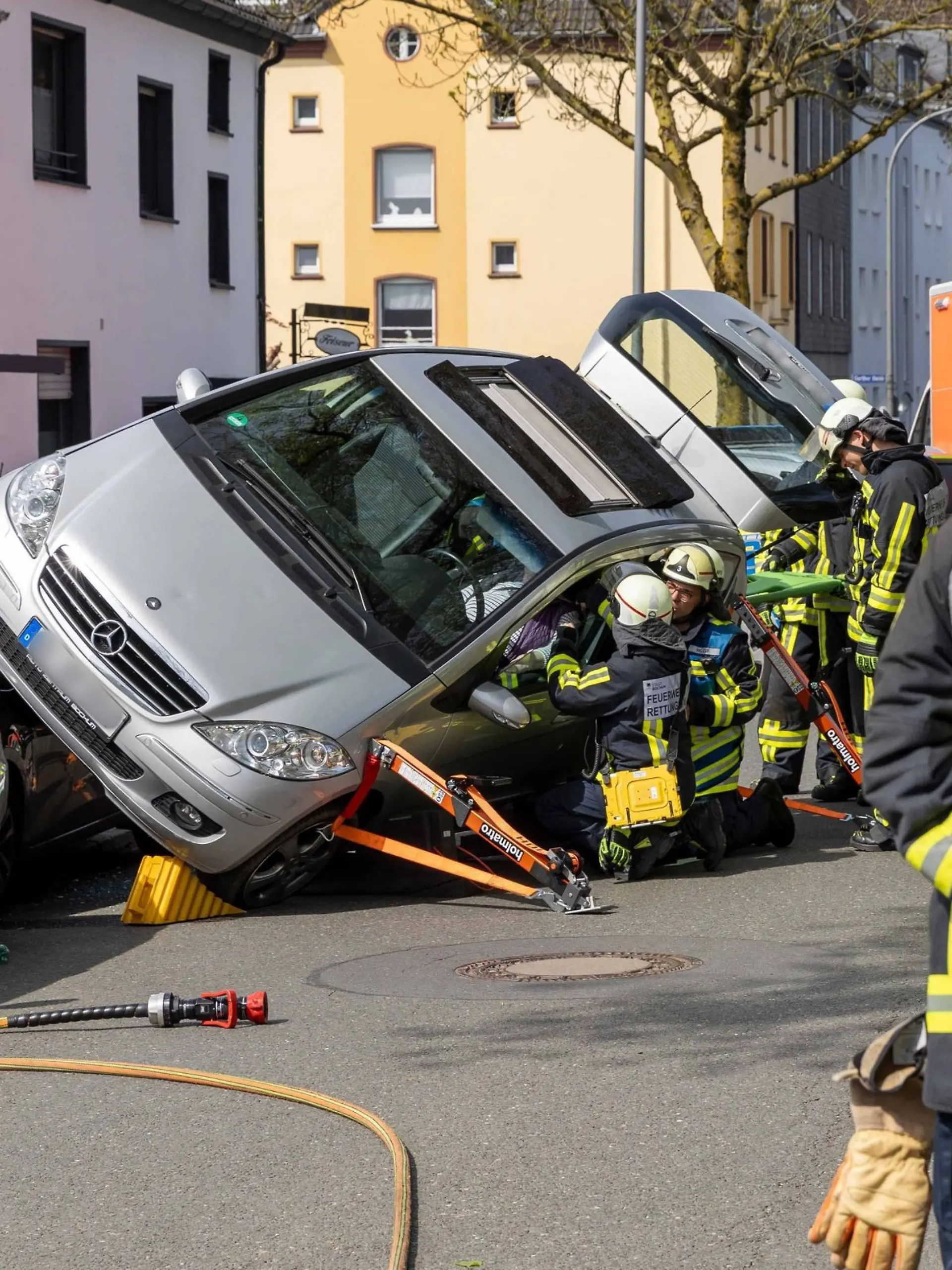 Bild zu: "77-Jährige fährt über parkende Autos"