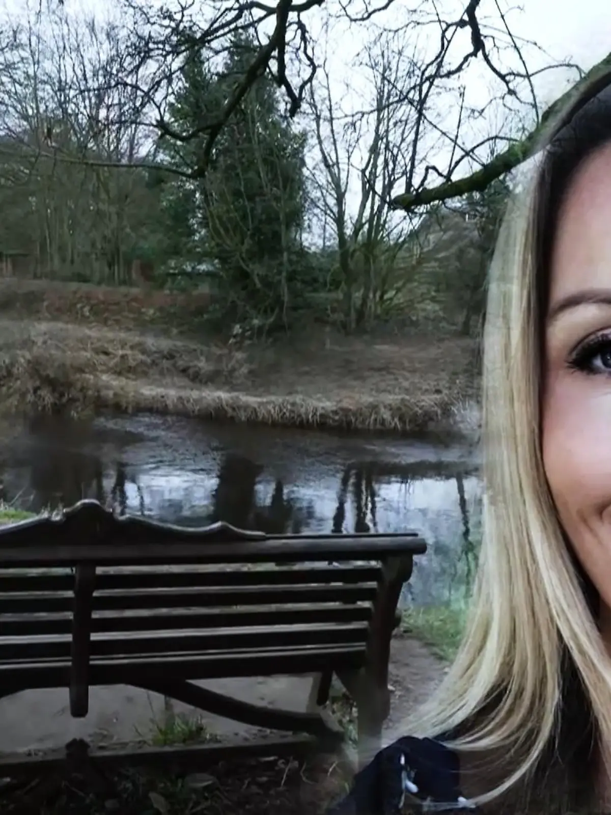 Dieser mysteriöse Vermisstenfall macht gerade weltweit Schlagzeilen: Nicola verschwindet spurlos während eines Video Calls! Auf einer Parkbank findet man ihr Handy, das noch immer in die Konferenz eingewählt ist. Ihre Familie wendet sich jetzt verzweifelt an die Öffentlichkeit, hofft das auf ein Lebenszeichen! Als unser Reporter gerade vor Ort ist, kommt es zu einer dramatischen Wende...