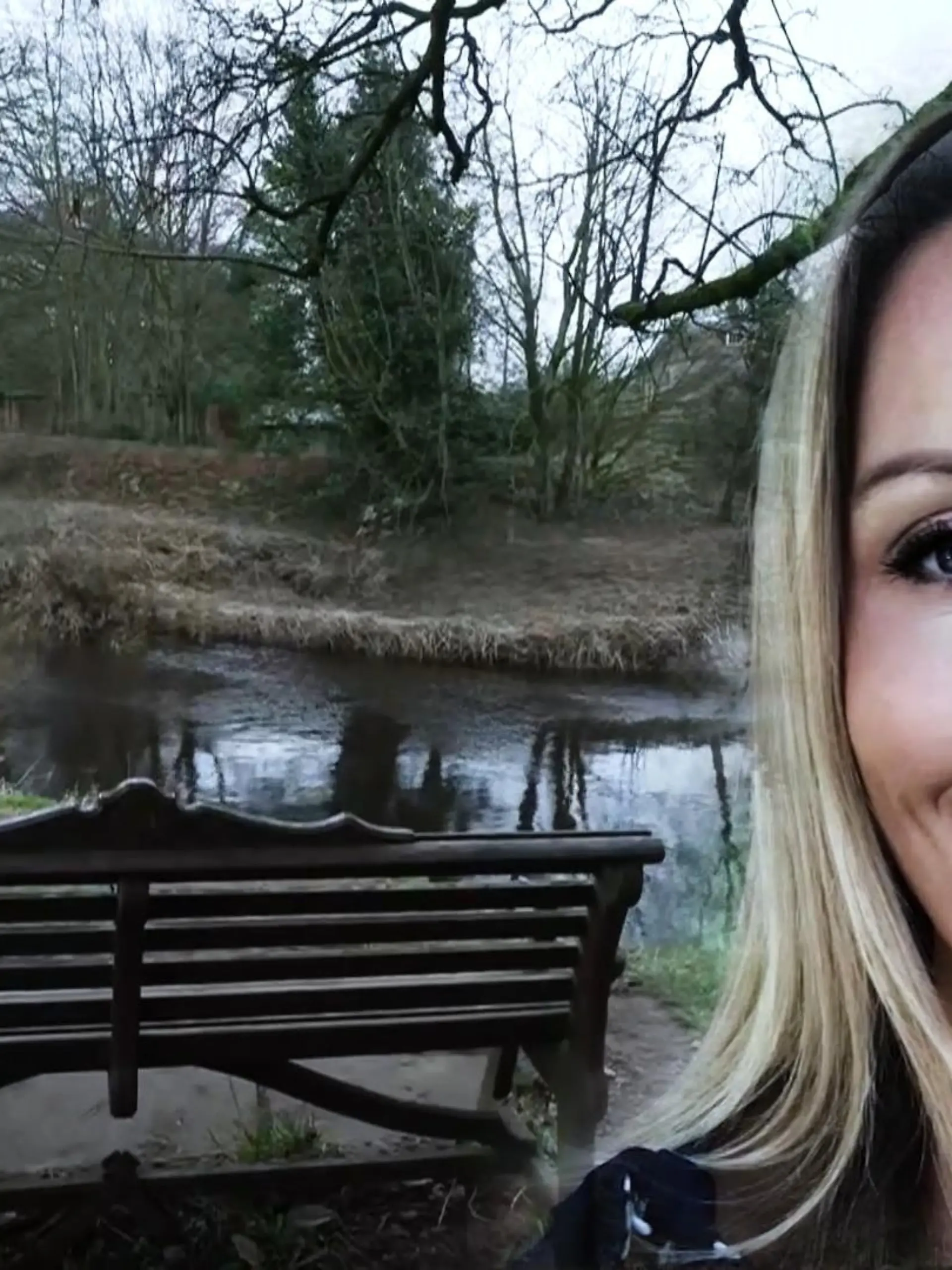 Dieser mysteriöse Vermisstenfall macht gerade weltweit Schlagzeilen: Nicola verschwindet spurlos während eines Video Calls! Auf einer Parkbank findet man ihr Handy, das noch immer in die Konferenz eingewählt ist. Ihre Familie wendet sich jetzt verzweifelt an die Öffentlichkeit, hofft das auf ein Lebenszeichen! Als unser Reporter gerade vor Ort ist, kommt es zu einer dramatischen Wende...