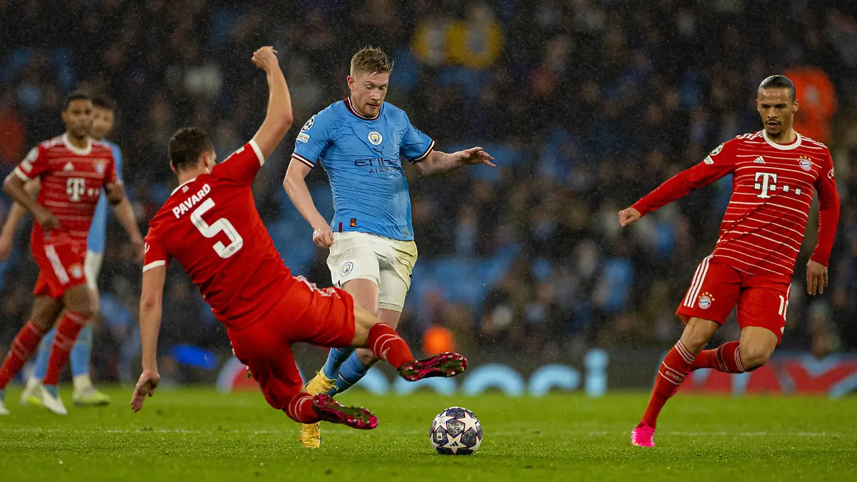 Football - UEFA Champions League - Quarter-Final 1st Leg - Manchester City FC v FC Bayern Munich MANCHESTER, ENGLAND - Tuesday, April 11, 2023: Manchester City s Kevin De Bruyne C is challenged by Bayern Munich s Benjamin Pavard during the UEFA Champions League Quarter-Final 1st Leg match between Manchester City FC and FC Bayern Munich at the City of Manchester Stadium. MANCHESTER City of Manchester Stadium GREATER MANCHESTER ENGLAND PUBLICATIONxNOTxINxUK Copyright: xDavidxRawcliffex P2023-04-11-Man_City_Bayern-38
