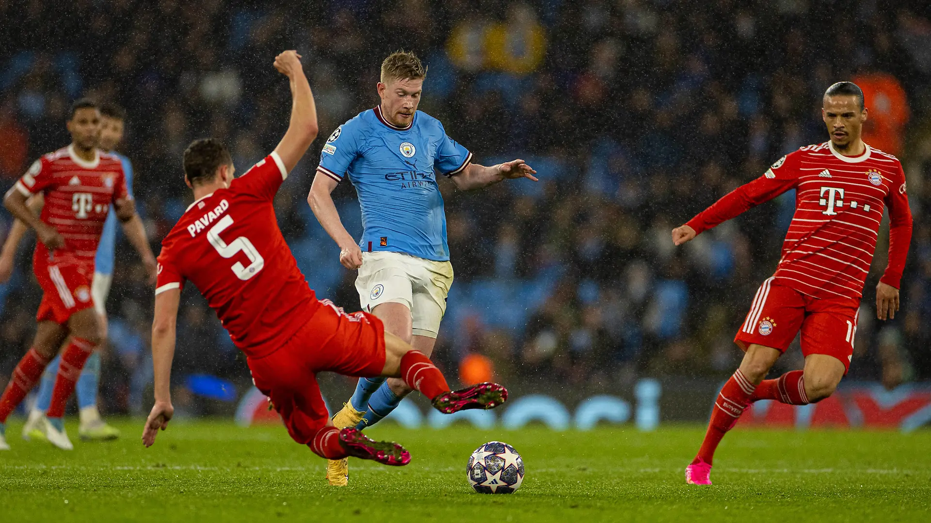Football - UEFA Champions League - Quarter-Final 1st Leg - Manchester City FC v FC Bayern Munich MANCHESTER, ENGLAND - Tuesday, April 11, 2023: Manchester City s Kevin De Bruyne C is challenged by Bayern Munich s Benjamin Pavard during the UEFA Champions League Quarter-Final 1st Leg match between Manchester City FC and FC Bayern Munich at the City of Manchester Stadium. MANCHESTER City of Manchester Stadium GREATER MANCHESTER ENGLAND PUBLICATIONxNOTxINxUK Copyright: xDavidxRawcliffex P2023-04-11-Man_City_Bayern-38