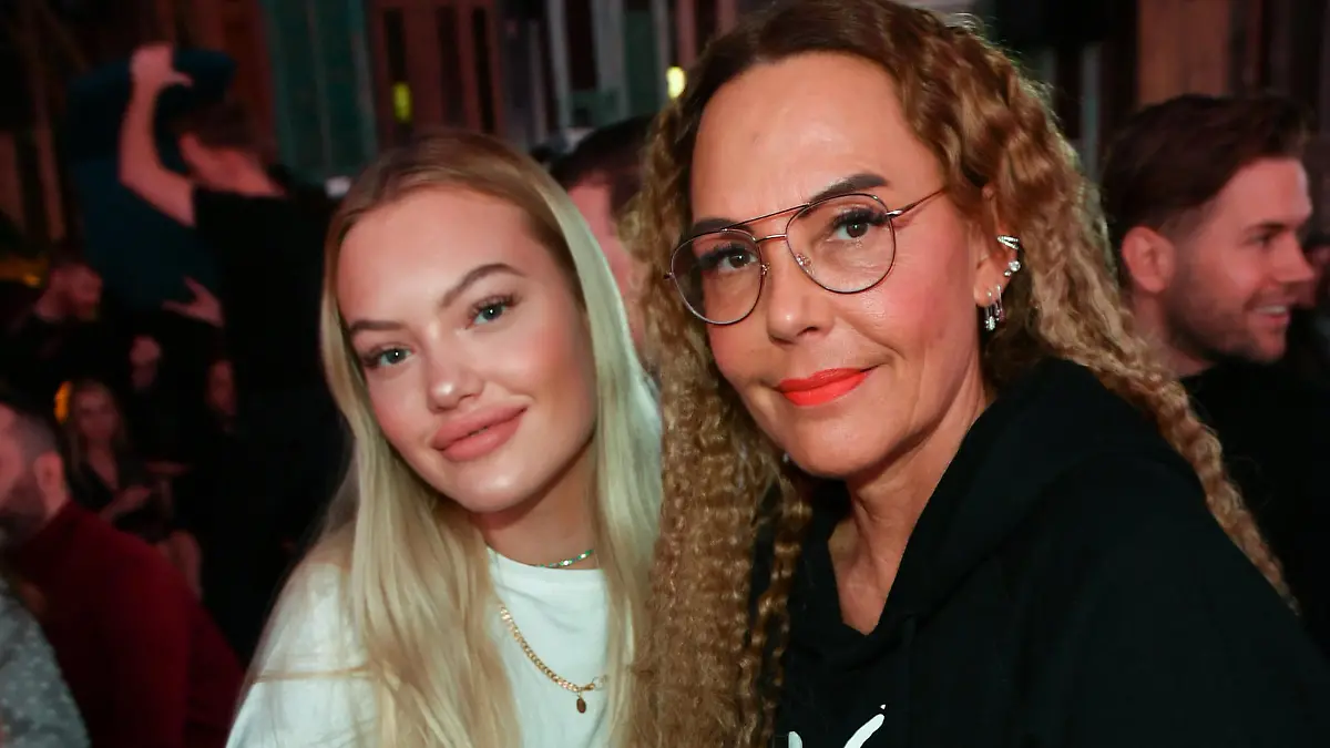 13.01.2020, Berlin: Natascha Ochsenknecht (r) und ihre Tochter Cheyenne Ochsenknecht sind bei dem Pearl Fashion Aperitif im THE REED. Foto: Jens Kalaene/dpa +++ dpa-Bildfunk +++