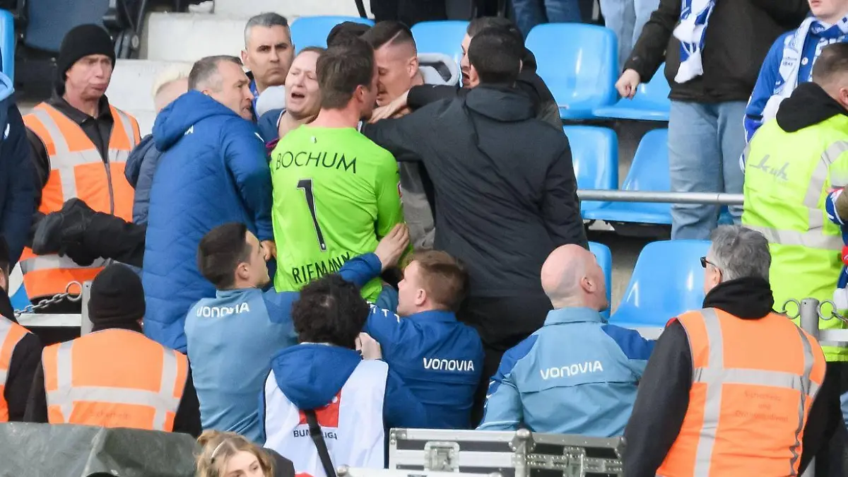 Bochums Torwart Manuel Riemann lieferte sich mit einem Fan eine handfeste Auseinandersetzung.