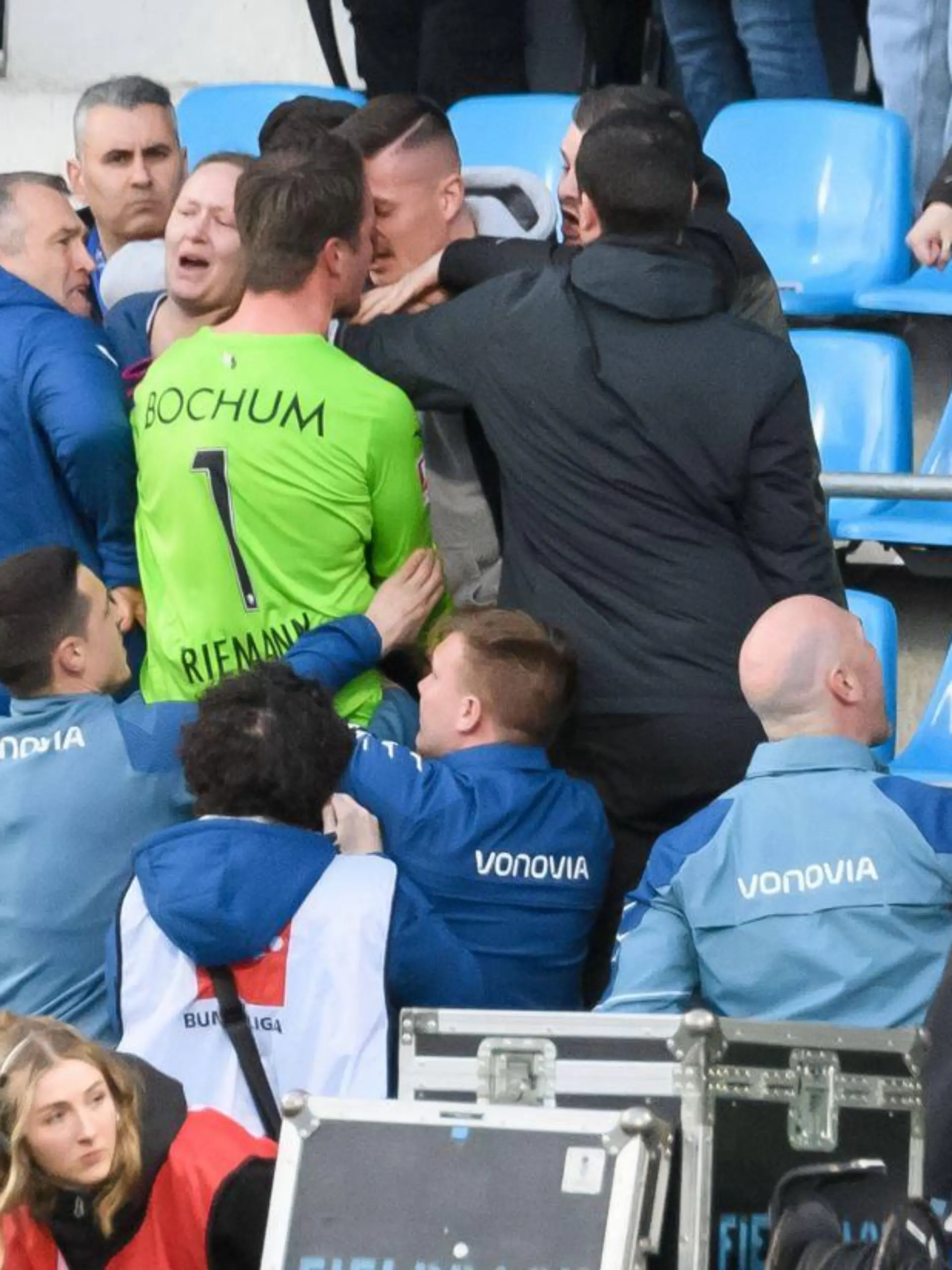 Bochums Torwart Manuel Riemann lieferte sich mit einem Fan eine handfeste Auseinandersetzung.
