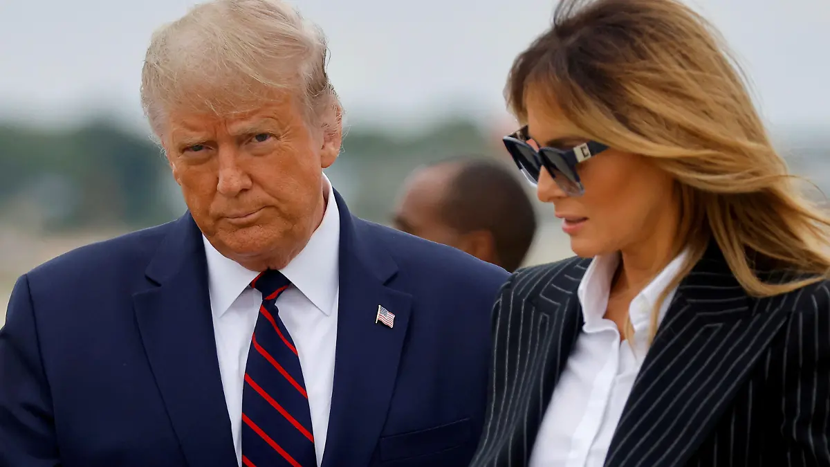 FILE PHOTO: President Donald Trump, who played down the threat of the coronavirus pandemic for months, said October 2 that he and his wife Melania had tested positive for COVID-19 and were going into quarantine, upending the race for the White House. REUTERS/Carlos Barria/File Photo