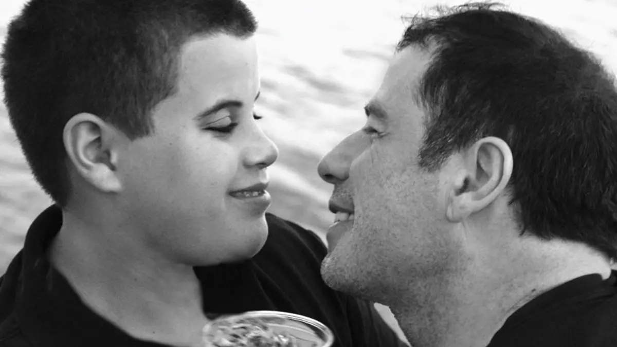 Actor John Travolta (R) and son Jett Travolta (undated family photo) released January 03, 2009. Jett Travolta, the 16-year-old son of actors John Travolta and Kelly Preston, died at their vacation home in the Bahamas, after apparently hitting his head in the bathtub. He reportedly had a history of seizures. +++(c) dpa - Report+++