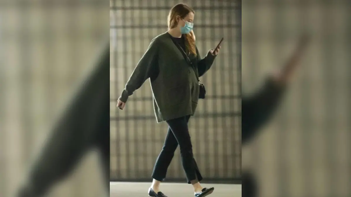 Emma Stones Babybauch wird hier sehr deutlich!