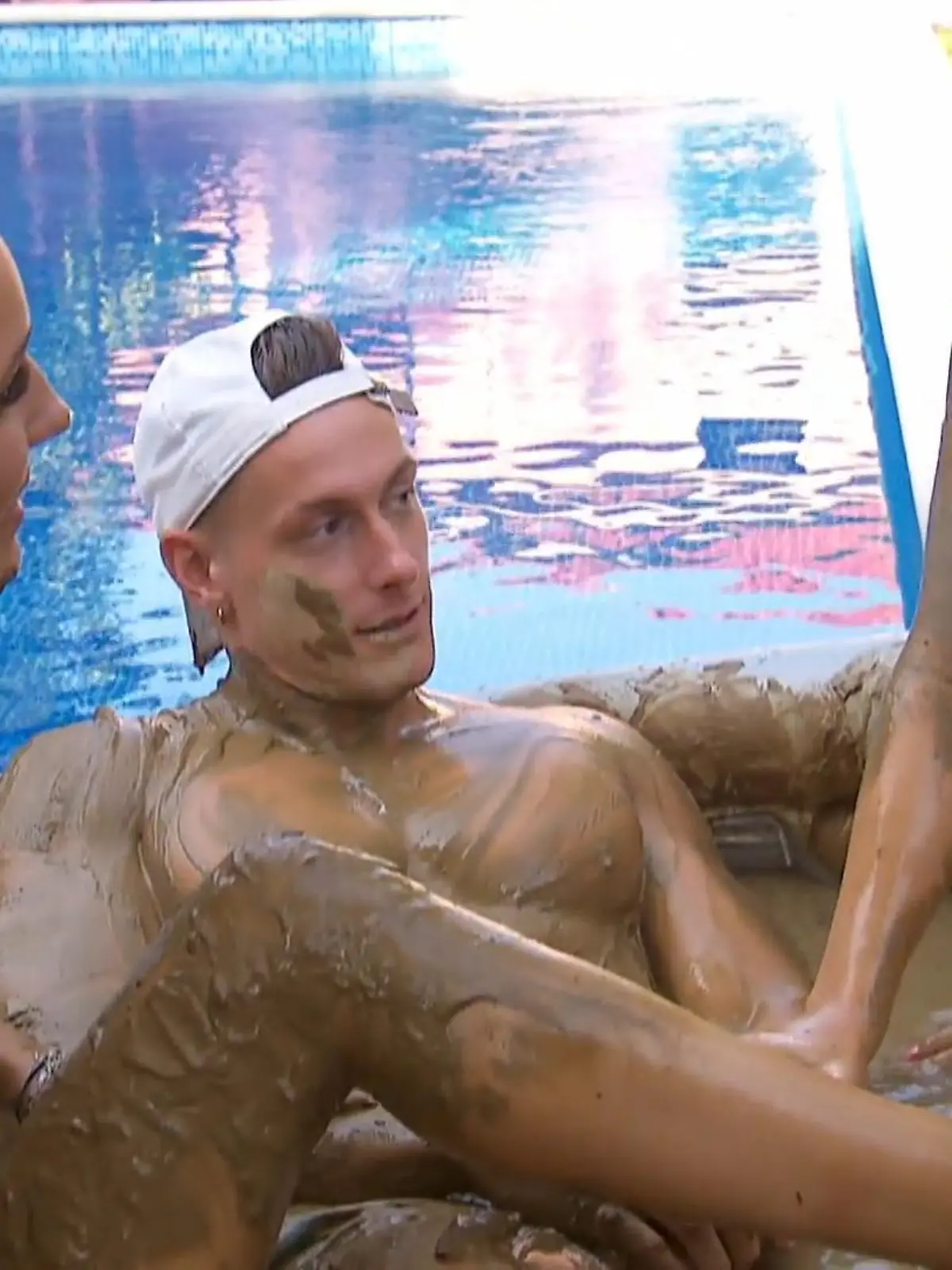 Bild zu: "Calvin genießt eine sexy Schlammpackung"