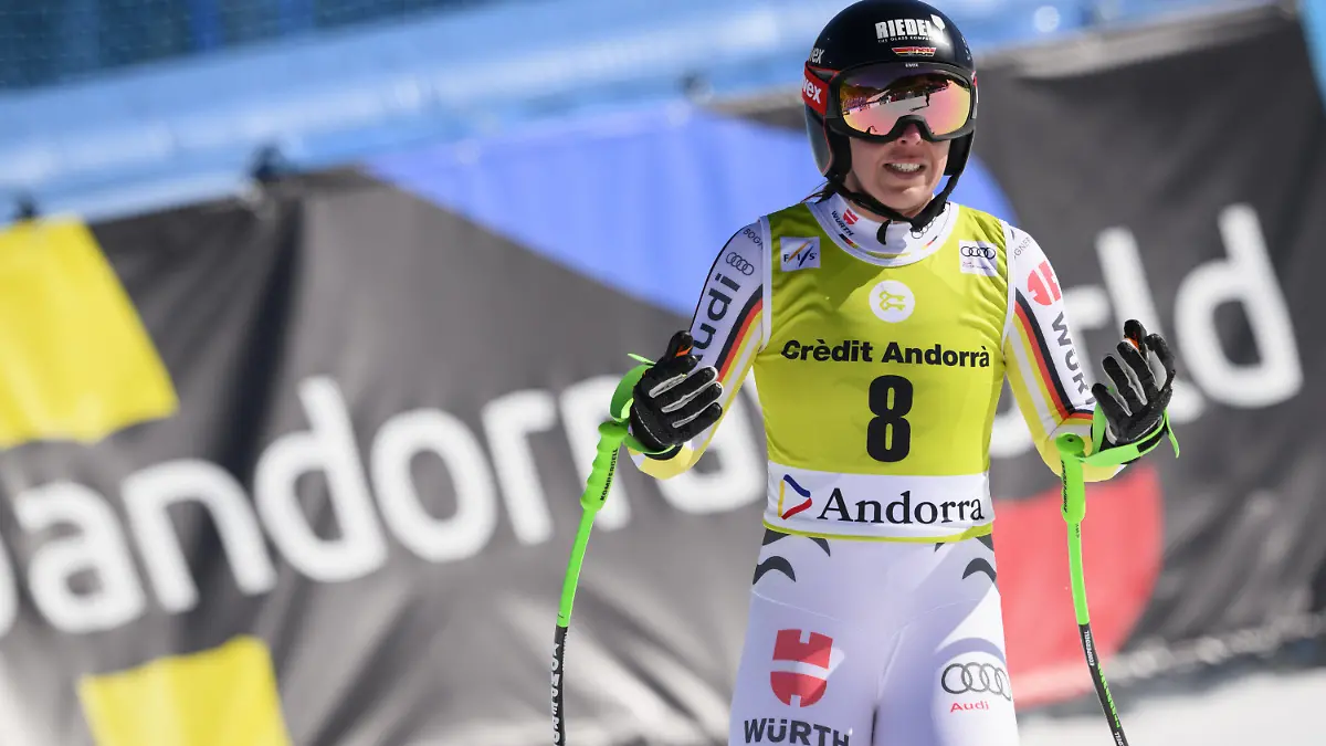 15.03.2023, Andorra, Soldeu: Ski alpin: Weltcup, Abfahrt, Frauen: Kira Weidle aus Deutschland steht im Zielbereich. Foto: Jean-Christophe Bott/KEYSTONE/dpa +++ dpa-Bildfunk +++