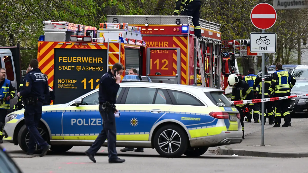 08.04.2023, Baden-Württemberg, Asperg: Mitarbeiter der Polizei und der Feuerwehr sichern einen Tatort an dem mehrere Schüsse gefallen sind. Dabei wurde eine Person tödlich verletzt. Foto: Bernd Weißbrod/dpa +++ dpa-Bildfunk +++