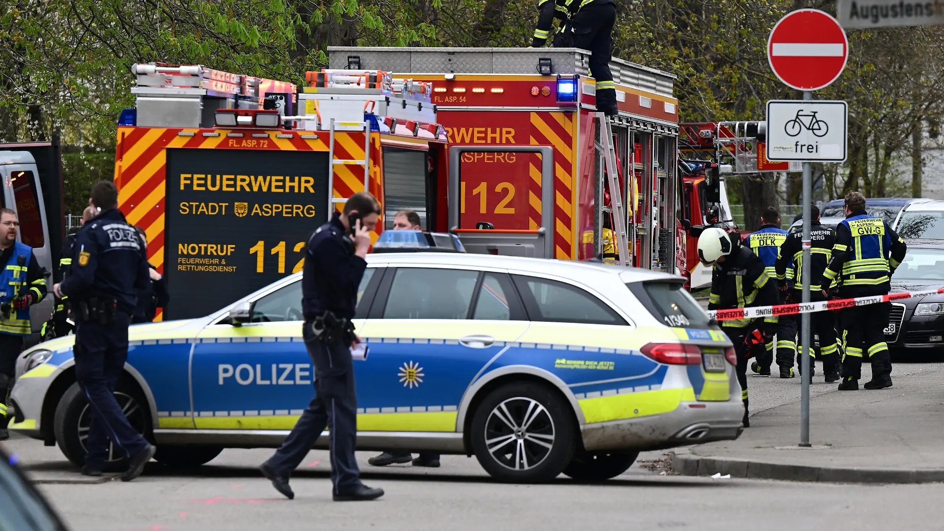 08.04.2023, Baden-Württemberg, Asperg: Mitarbeiter der Polizei und der Feuerwehr sichern einen Tatort an dem mehrere Schüsse gefallen sind. Dabei wurde eine Person tödlich verletzt. Foto: Bernd Weißbrod/dpa +++ dpa-Bildfunk +++