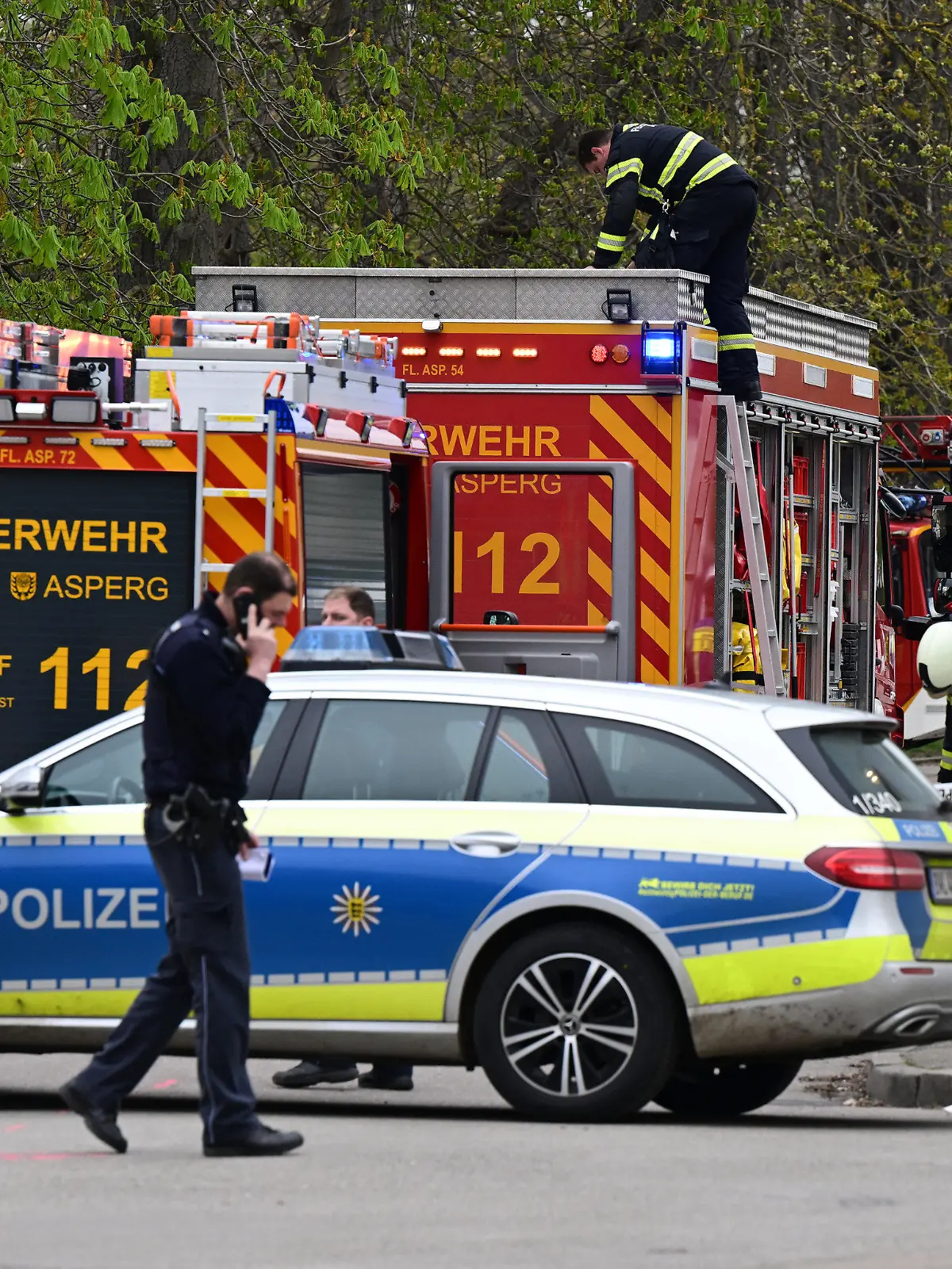 08.04.2023, Baden-Württemberg, Asperg: Mitarbeiter der Polizei und der Feuerwehr sichern einen Tatort an dem mehrere Schüsse gefallen sind. Dabei wurde eine Person tödlich verletzt. Foto: Bernd Weißbrod/dpa +++ dpa-Bildfunk +++