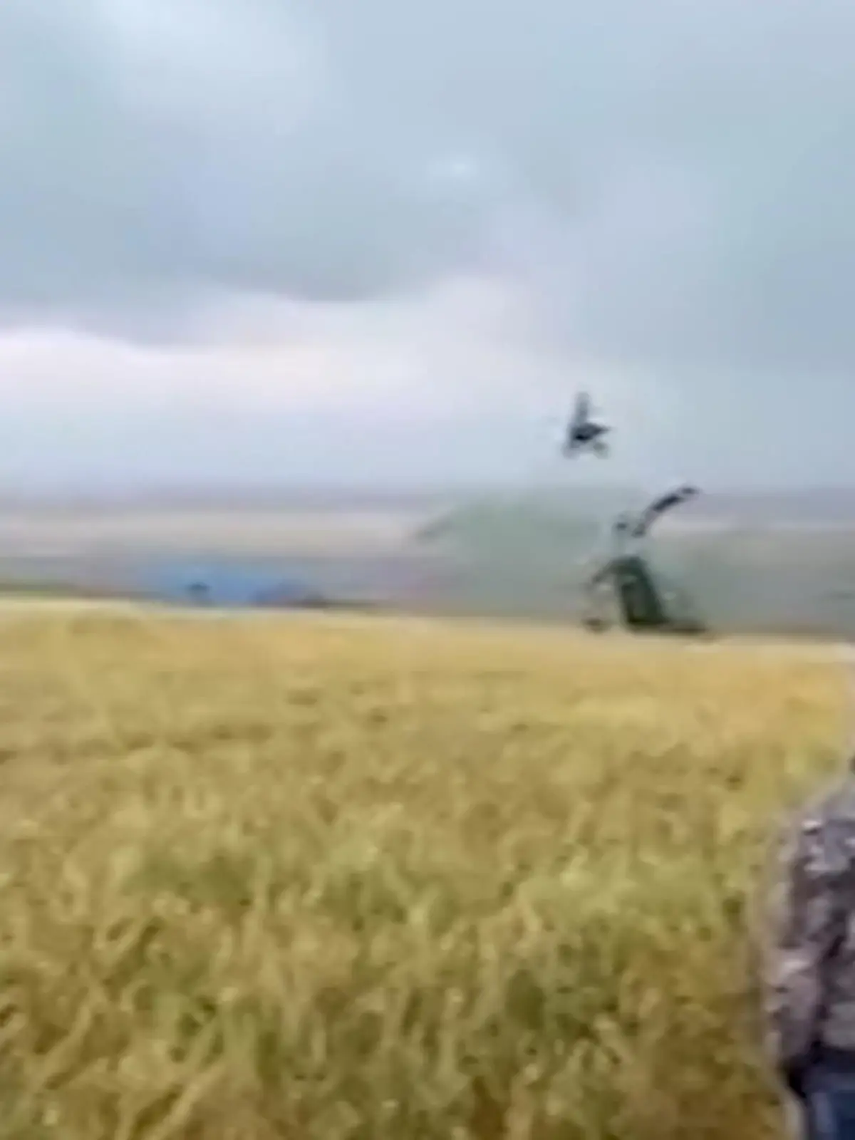 Dramatische Szenen aus Kenia: Ein Helikopter will auf einem Feld abheben. Nach mehreren glücklosen Versuchen schafft es der Pilot schließlich und fliegt los. Aber nach nur wenigen Metern senkt sich die Hubschrauberspitze plötzlich und die Maschine crasht.