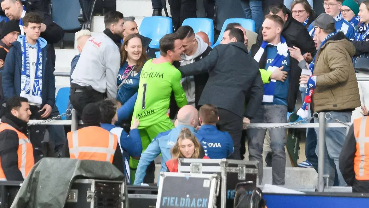 Auf der Tribüne kam es beinahe zur Prügelei zwischen Bochum-Torwart Manuel Riemann und einem VfL-Fan.