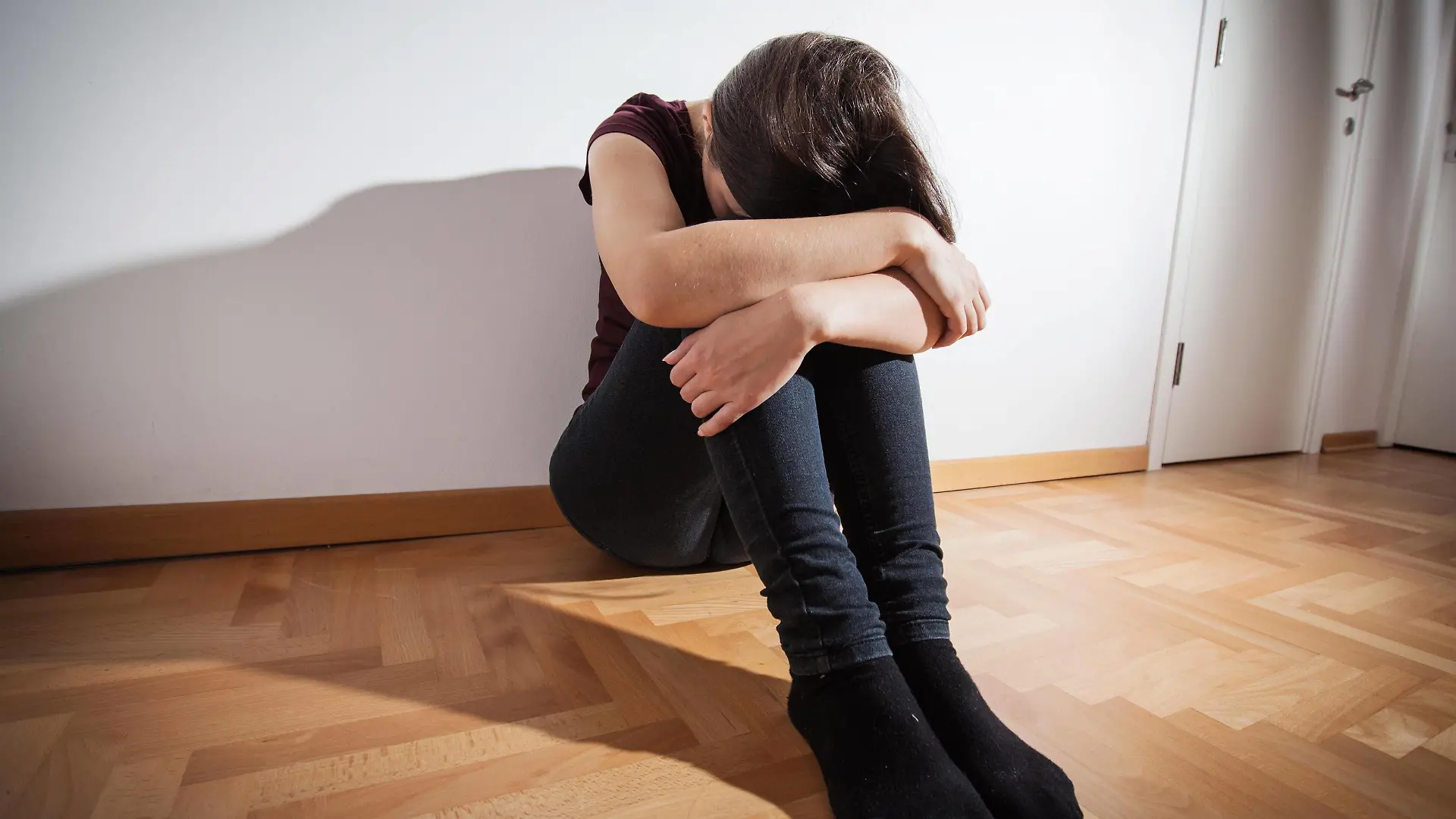 Depression Depressed teenager ,model released, Symbolfoto PUBLICATIONxINxGERxSUIxAUTxONLY Copyright: xmitarartx Panthermedia23647592