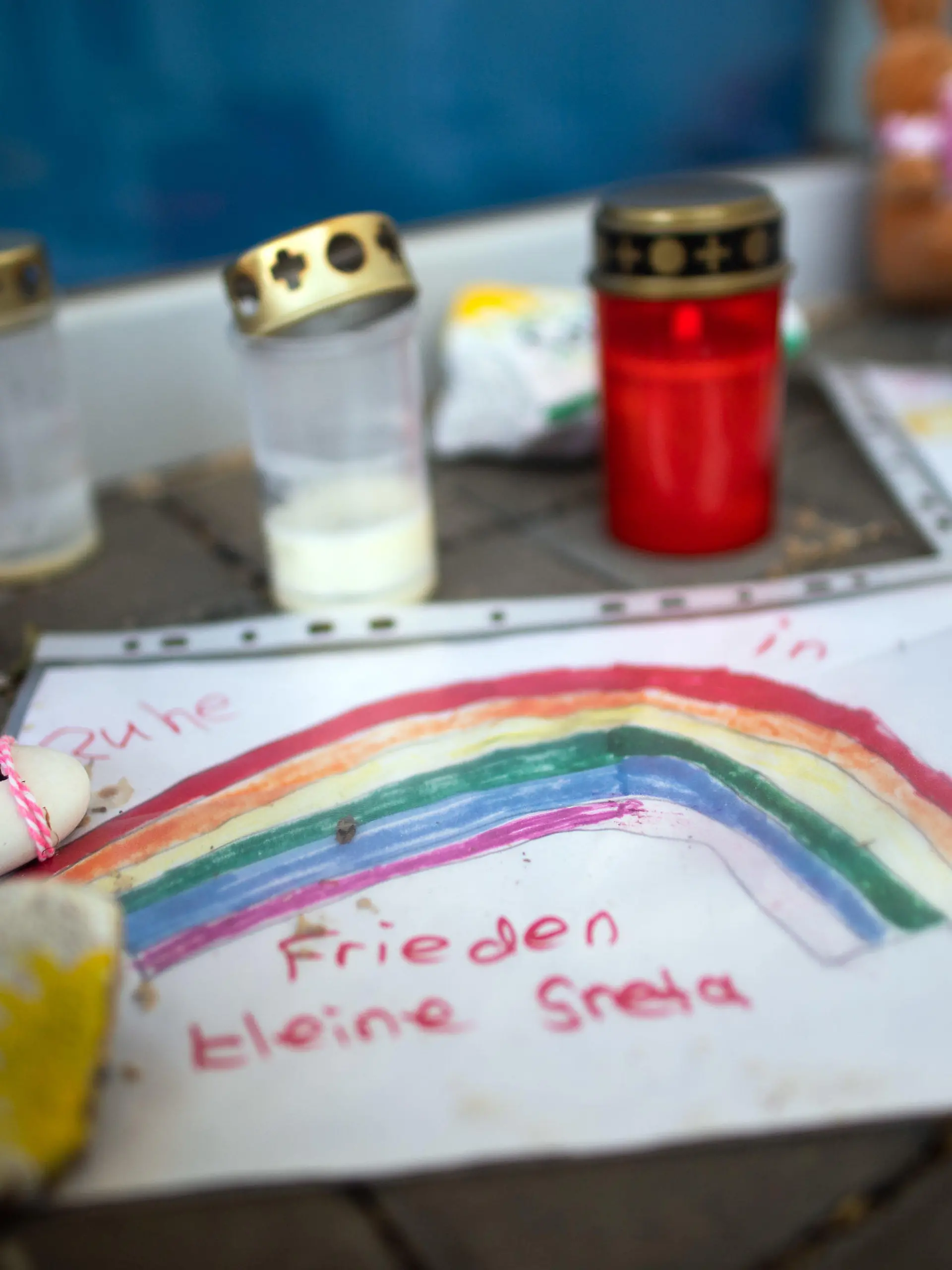 29.05.2020, Nordrhein-Westfalen, Viersen: Bemalte Steine, Kinderzeichnungen und Plüschtiere liegen vor einer Kita. Bei den Ermittlungen gegen eine wegen Mordes an einem dreijährigen Kita-Kind verdächtigen Erzieherin sind die Behörden auf weitere Vorfälle in der beruflichen Vergangenheit der Verdächtigen gestoßen. Foto: Federico Gambarini/dpa +++ dpa-Bildfunk +++