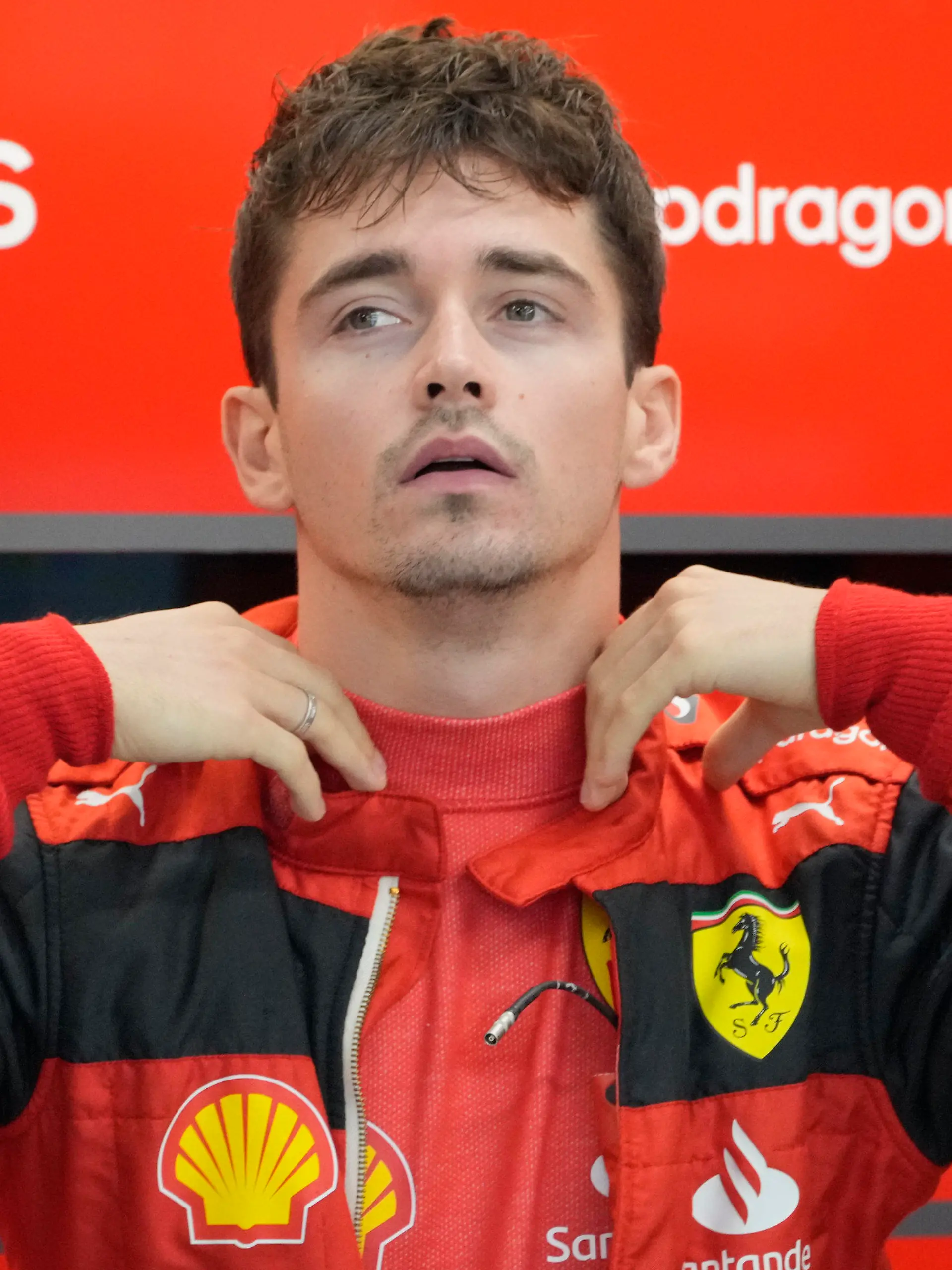 ARCHIV - 30.09.2022, Singapur, Singapore: Motorsport: Formel-1-Weltmeisterschaft, Grand Prix von Singapur, Training. Ferrari-Pilot Charles Leclerc aus Monaco bereitet sich auf dem Marina Bay City Circuit in Singapur auf das Training vor. Knapp ein Jahr nachdem dem Formel-1-Piloten Charles Leclerc bei einem Überfall eine Luxusuhr gestohlen wurde, sind in Italien vier Menschen festgenommen worden. (zu dpa: «Diebe von Formel-1-Pilot Leclercs Luxusuhr in Italien gefasst») Foto: Vincent Thian/AP/dpa +++ dpa-Bildfunk +++