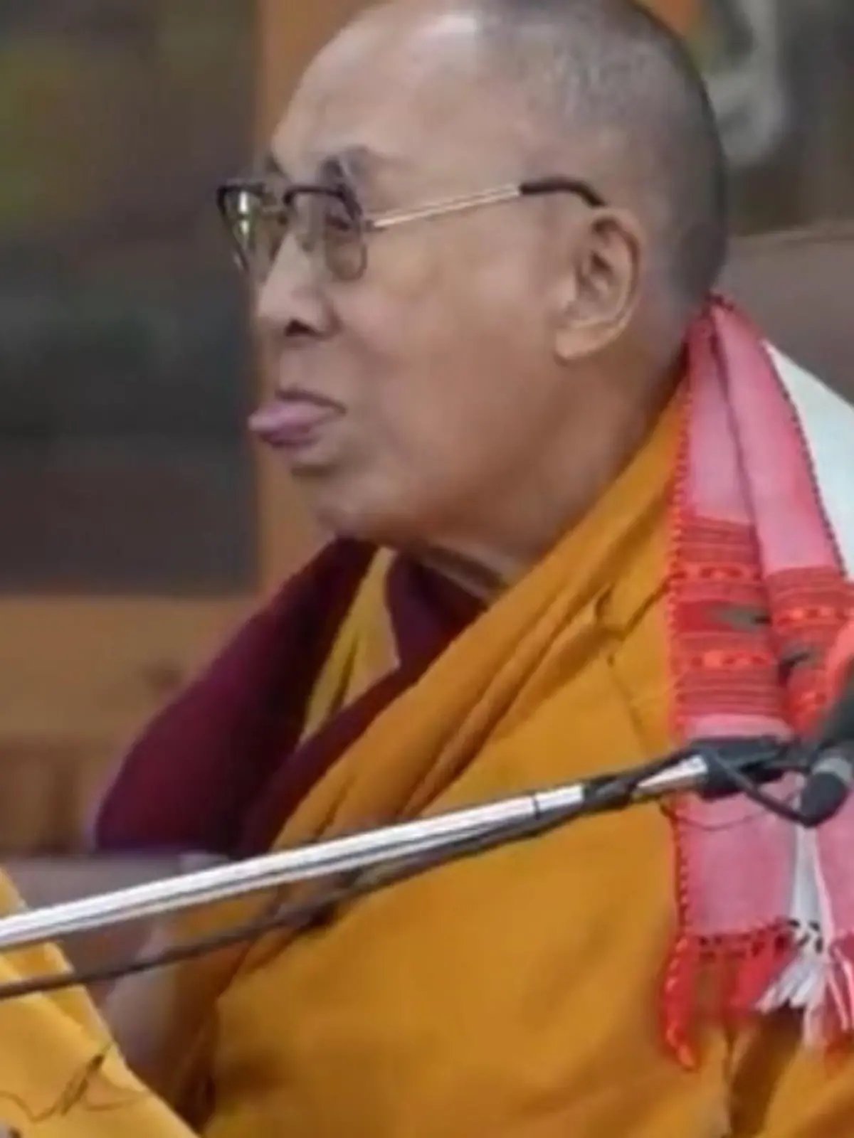 Diese Bilder des Oberhaupts der Buddhisten sorgten weltweit für Irritation: In einem Video küsst der Dalai Lama einen kleinen Jungen auf die Lippen, streckt ihm anschließend die Zunge entgegen und fordert ihn auf, diese zu lutschen.