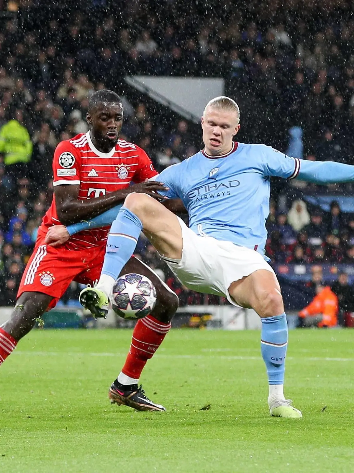 l-r: im Zweikampf, Aktion, mit Dayot Upamecano 2 FC Bayern Muenchen, Erling Haaland 9 Manchester City, Manchester City vs. FC Bayern Muenchen, Champions League, Fussball, Viertelfinale, Hinspiel, 11.04.2023 Manchester Manchester England *** l r in duel, action, with Dayot Upamecano 2 FC Bayern Muenchen , Erling Haaland 9 Manchester City , Manchester City vs FC Bayern Muenchen, Champions League, football, quarterfinals, first leg, 11 04 2023 Manchester Manchester England Copyright: xkolbert-press/ChristianxKolbertx