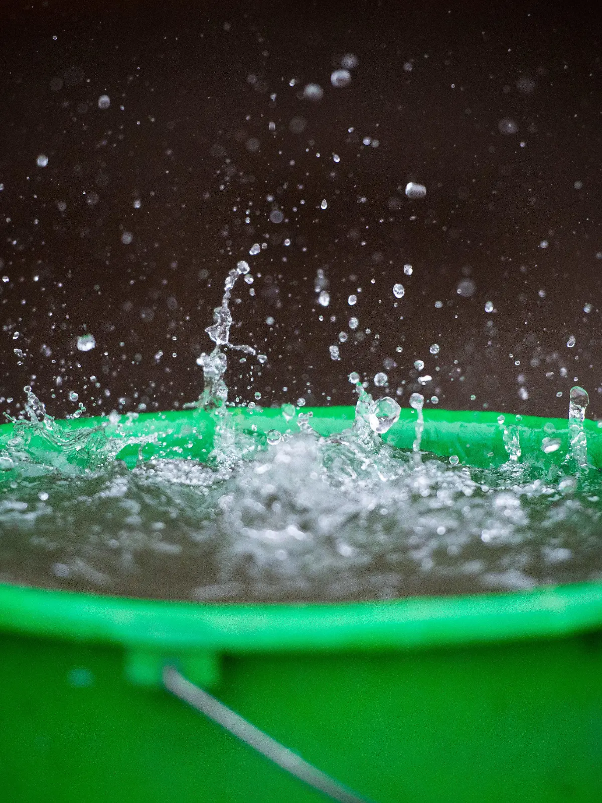 ARCHIV - Regentropfen prasseln in einen vollen Wassereimer in Sieversdorf (Brandenburg), fotografiert am 18.08.2015. In Notsituationen kann es Leben retten: Weil sie Regenwasser tranken, konnten schon Erdbebenopfer und Schiffbrüchige dem sicheren Tod entrinnen. Doch wäre Regenwasser auch unter normalen Umständen ein alternativer Durstlöscher? Experten raten ab.(zu dpa «Kann man Regenwasser trinken?» vom 16.03.2017) Foto: Patrick Pleul/dpa-Zentralbild/dpa +++(c) dpa - Bildfunk+++