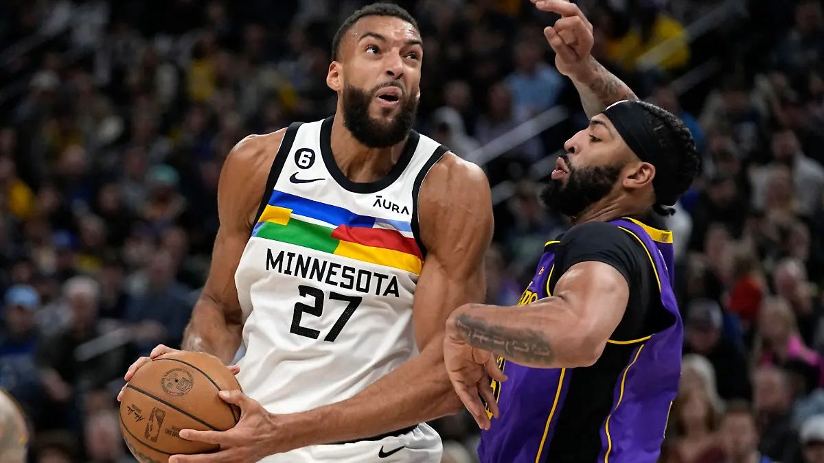 31.03.2023, USA, Minneapolis: Basketball: NBA, Minnesota Timberwolves - Los Angeles Lakers, Hauptrunde, Hauptrunde-Partien, 156. Spieltag: Rudy Gobert (l), Center der Minnesota Timberwolves, und Anthony Davis, Forward der Los Angeles Lakers, in Aktion. Foto: Abbie Parr/AP +++ dpa-Bildfunk +++