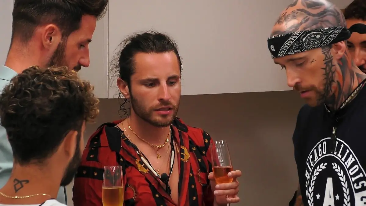 "Queen Down": Gino stürzt in den Pool Prince Charming