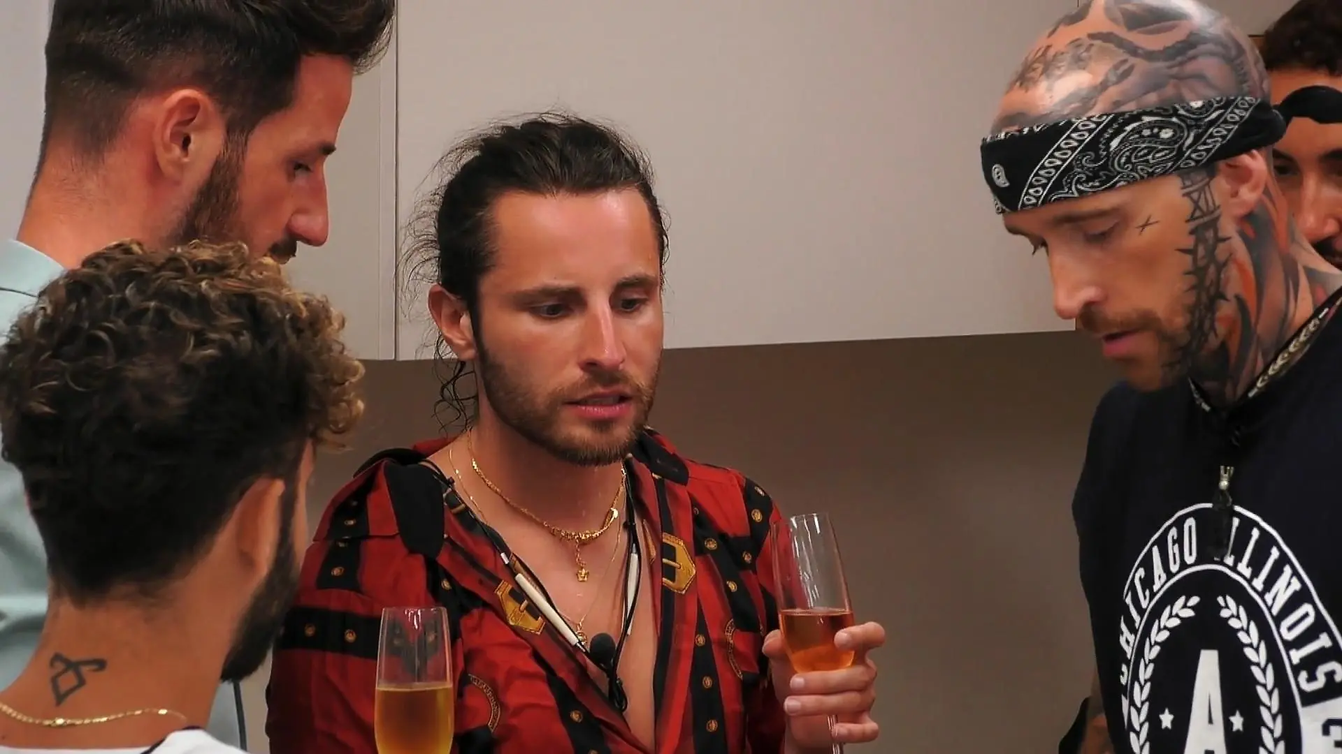 "Queen Down": Gino stürzt in den Pool Prince Charming