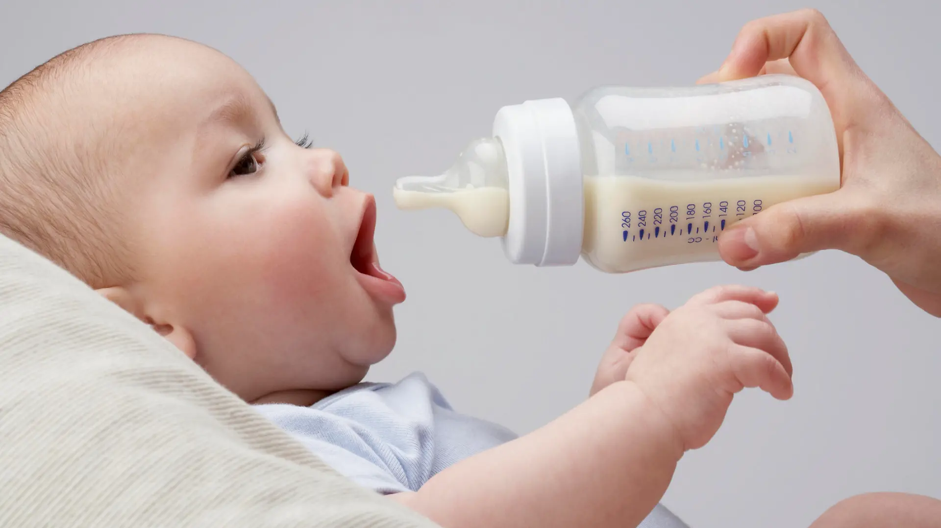 Mutter gibt Baby das Fläschchen