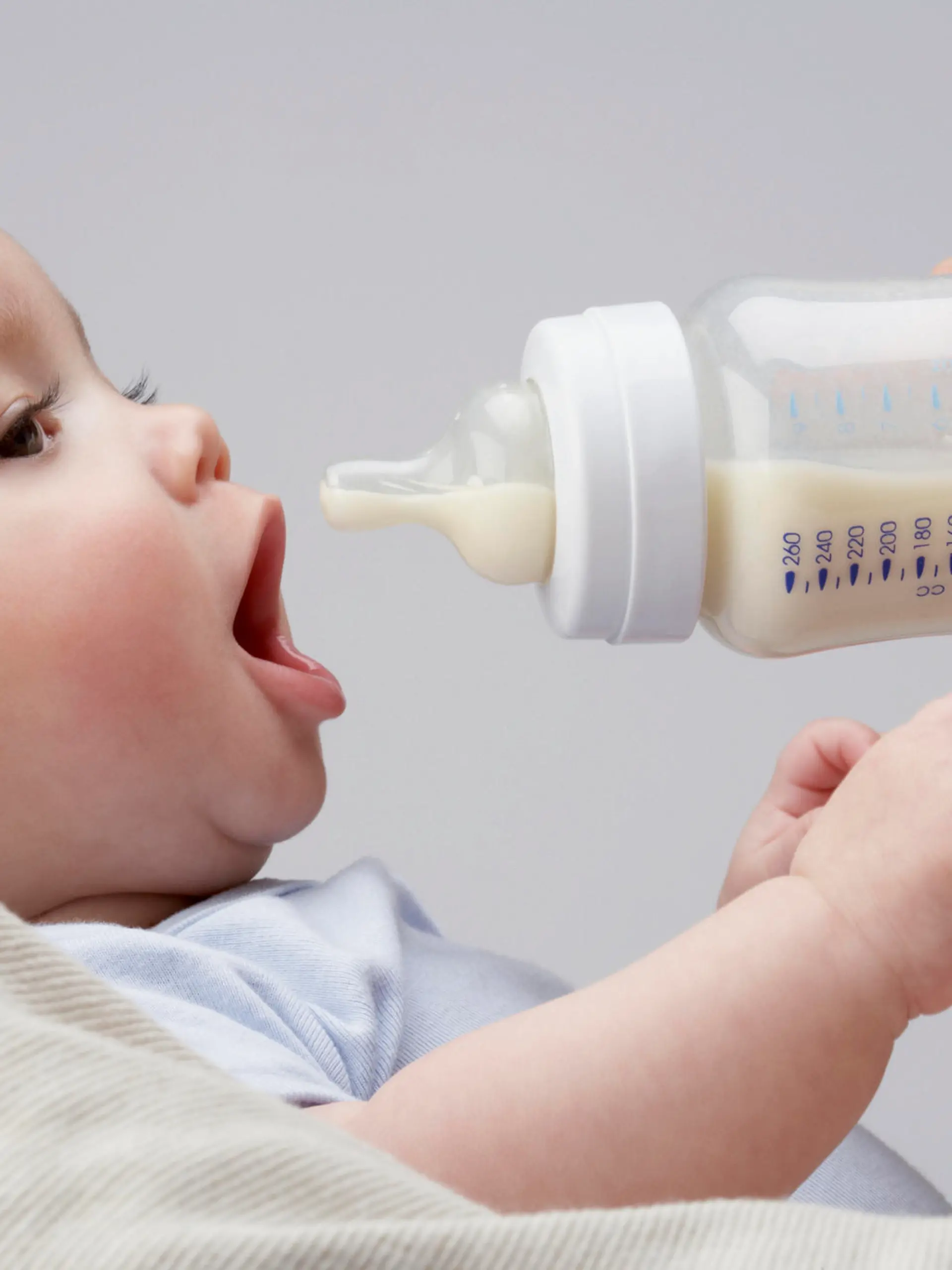 Mutter gibt Baby das Fläschchen