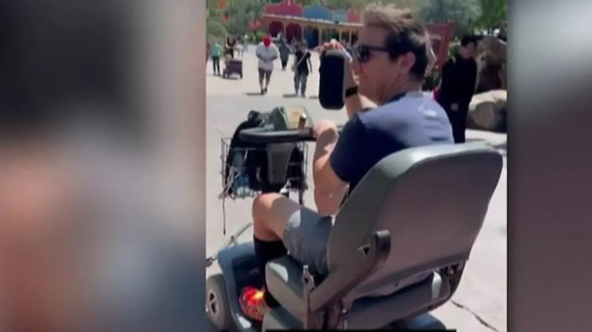 Jeremy Renner mit Oma-Mobil im Freizeitpark unterwegs