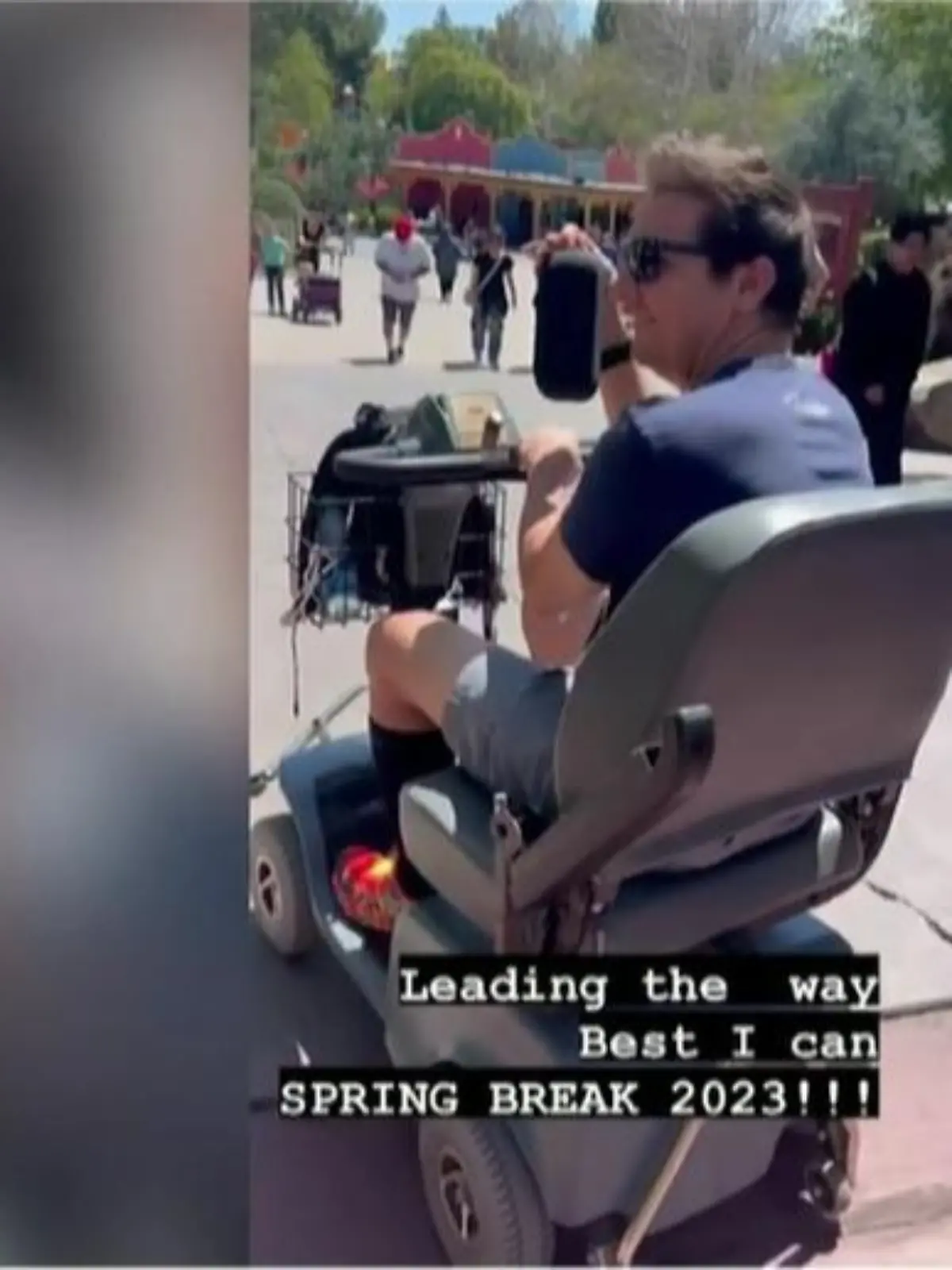 Jeremy Renner mit Oma-Mobil im Freizeitpark unterwegs