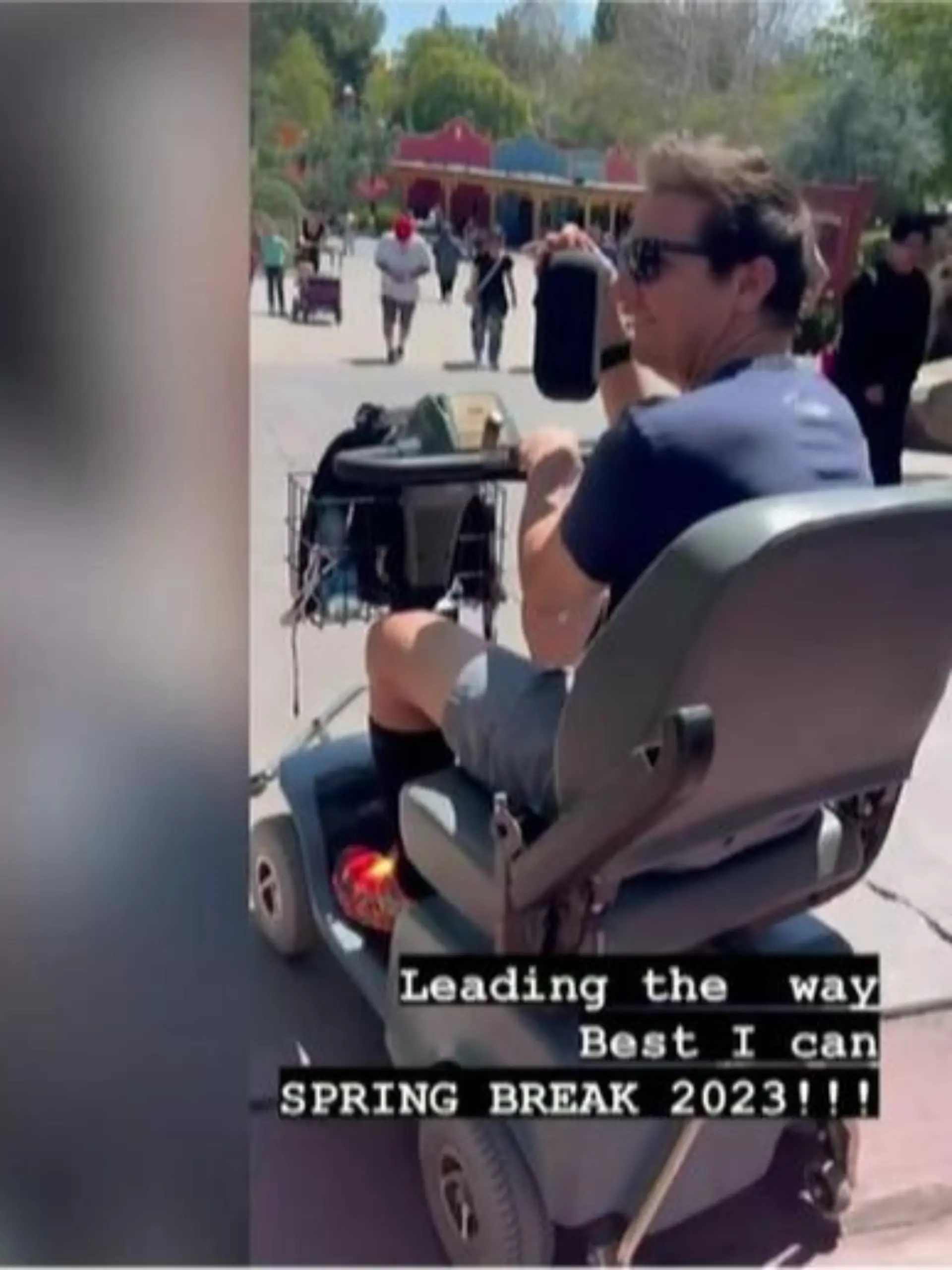 Jeremy Renner mit Oma-Mobil im Freizeitpark unterwegs