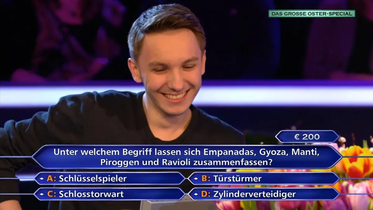 Auch "Wer wird Millionär?"-Kandidat Luca Demirel kann sich bei den außergewöhnlichen Antwortmöglichkeiten das Grinsen nicht verkneifen.