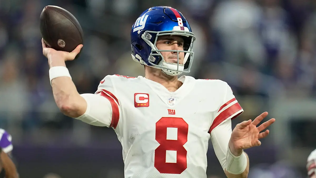 ARCHIV - 15.01.2023, USA, Minneapolis: American Football: Profiliga NFL, Minnesota Vikings - New York Giants, Play-off-Runde, Viertelfinal-Qualifikation im U.S. Bank Stadium.  (zu dpa: «NFL: New York Giants verlängern mit Quarterback Daniel Jones») Foto: Abbie Parr/AP/dpa +++ dpa-Bildfunk +++