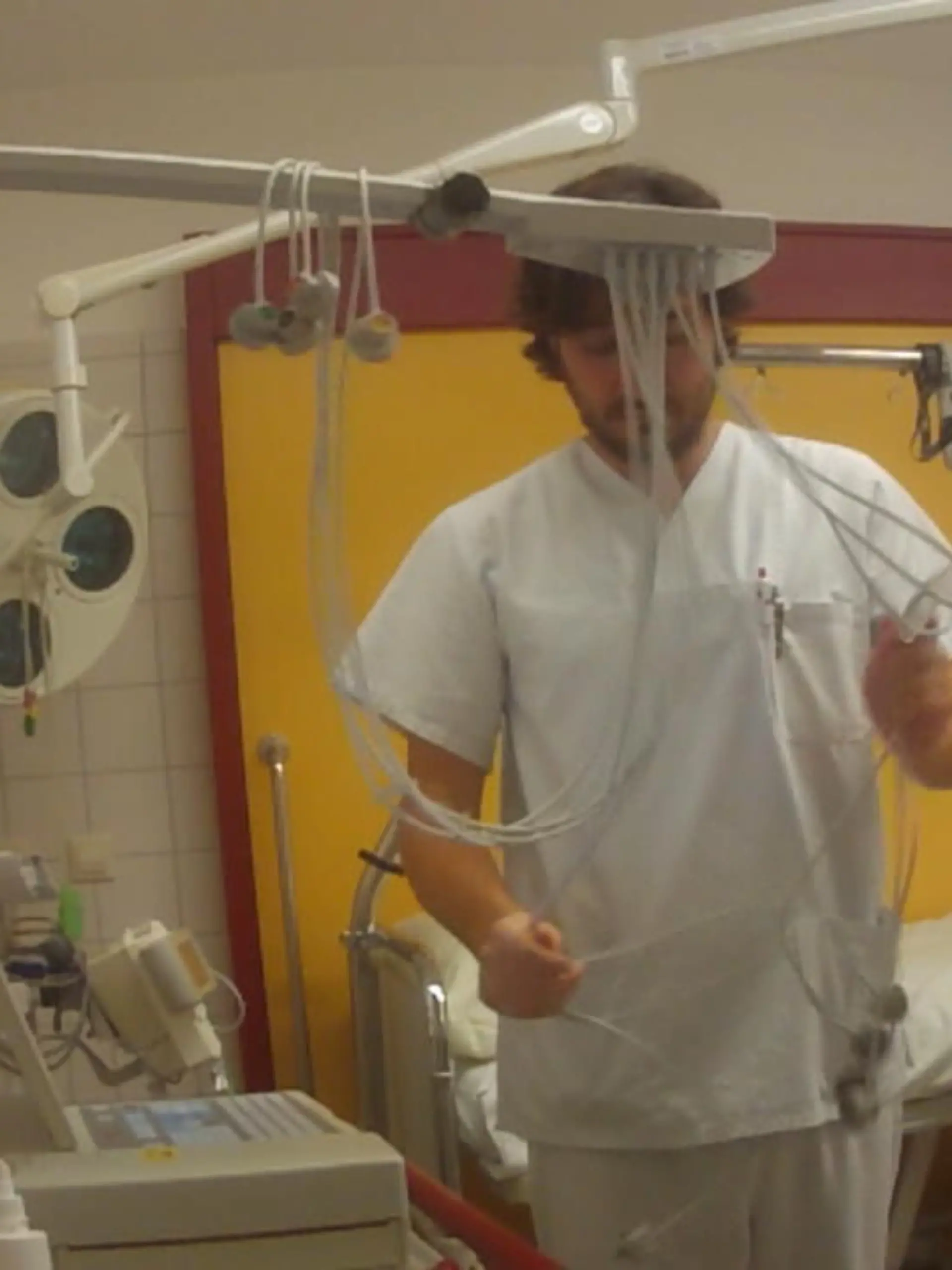Für die aktuelle „Team Wallraff“-Reportage „Das Rote Kreuz – aus Liebe zum Menschen?“ schleuste sich Reporter Manuel undercover als Rettungssanitäter-Praktikant im DRK-Krankenhaus Neuwied ein. In der Notaufnahme erklärt ihm ein Arzt, er habe bereits seit 78 Stunden Bereitschaft vor Ort – sei also seit mehr als drei Tagen durchgehend im Dienst. Die verdeckten Aufnahmen des Gesprächs sehen Sie im Video.