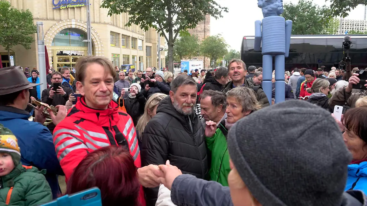Corona- Demo 13.10.2020,Chemnitz, Demo Am Dienstag demonstrierten in Chemnitz am Roten Turm etwa 800 Personen gegen die Corona- Maßnahmen. Anwesend war auch der Anführer der Querdenker , Bodo Schiffmann und Samuel Eckert. Auflage der Stadtverwaltung war die Einhaltung des 1,5 Meter Mindestabstandes. Polizei war vor Ort. Foto: In der Mitte Bodo Schiffmann von Querdenker Chemnitz Sachsen BRD *** Corona Demo 13 10 2020,Chemnitz, Demo On Tuesday demonstrated in Chemnitz at the Red Tower about 800 people against the Corona measures Present was also the leader of the lateral thinkers , Bodo Schiffmann and Samuel Eckert edition of the city council was compliance with the 1.5 meter minimum distance police was on site photo In the center Bodo Sc