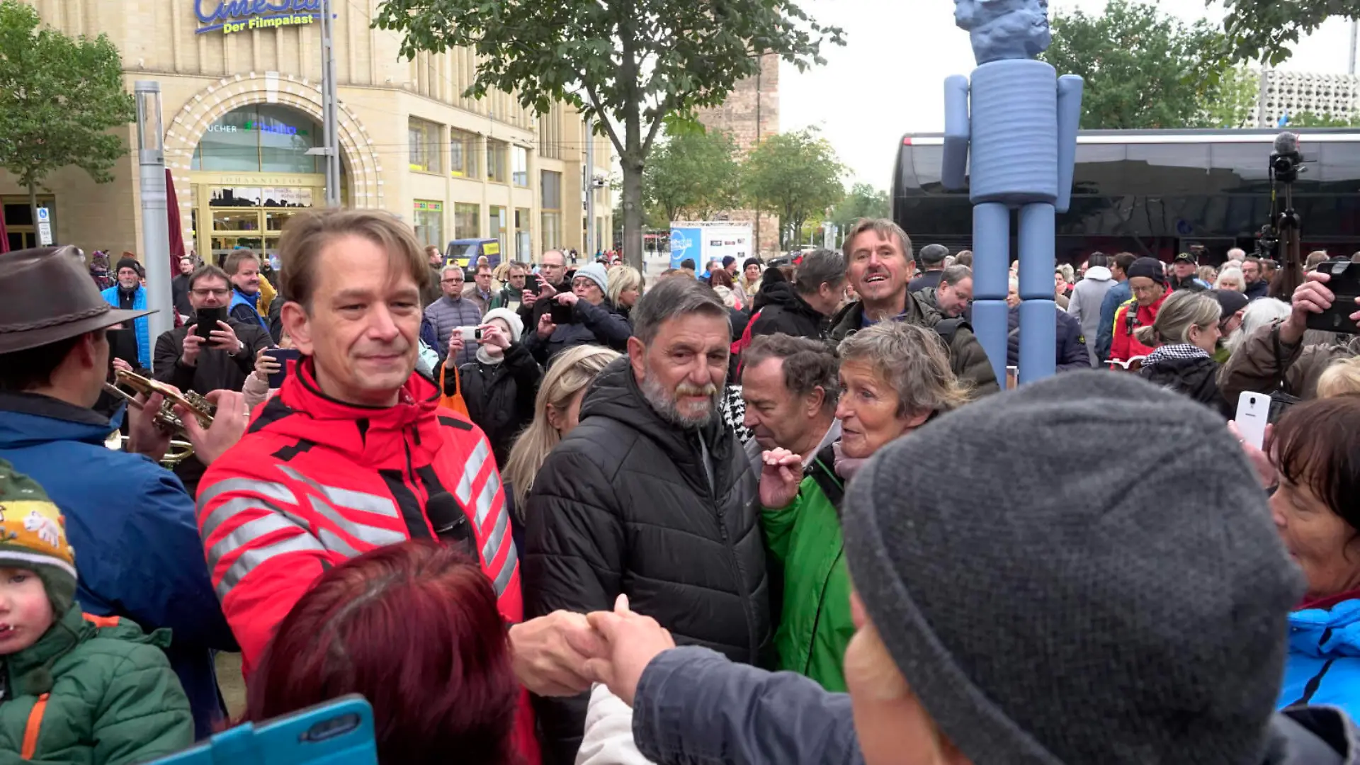 Corona- Demo 13.10.2020,Chemnitz, Demo Am Dienstag demonstrierten in Chemnitz am Roten Turm etwa 800 Personen gegen die Corona- Maßnahmen. Anwesend war auch der Anführer der Querdenker , Bodo Schiffmann und Samuel Eckert. Auflage der Stadtverwaltung war die Einhaltung des 1,5 Meter Mindestabstandes. Polizei war vor Ort. Foto: In der Mitte Bodo Schiffmann von Querdenker Chemnitz Sachsen BRD *** Corona Demo 13 10 2020,Chemnitz, Demo On Tuesday demonstrated in Chemnitz at the Red Tower about 800 people against the Corona measures Present was also the leader of the lateral thinkers , Bodo Schiffmann and Samuel Eckert edition of the city council was compliance with the 1.5 meter minimum distance police was on site photo In the center Bodo Sc