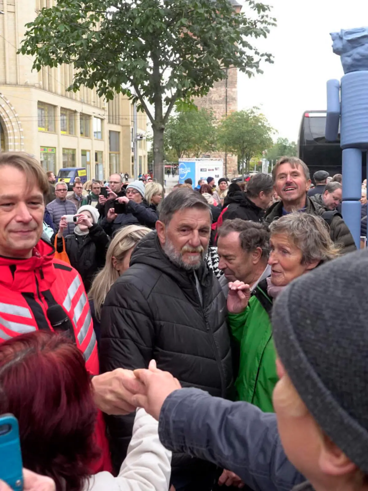  Corona- Demo 13.10.2020,Chemnitz, Demo Am Dienstag demonstrierten in Chemnitz am Roten Turm etwa 800 Personen gegen die Corona- Maßnahmen. Anwesend war auch der Anführer der Querdenker , Bodo Schiffmann und Samuel Eckert. Auflage der Stadtverwaltung war die Einhaltung des 1,5 Meter Mindestabstandes. Polizei war vor Ort. Foto: In der Mitte Bodo Schiffmann von Querdenker Chemnitz Sachsen BRD *** Corona Demo 13 10 2020,Chemnitz, Demo On Tuesday demonstrated in Chemnitz at the Red Tower about 800 people against the Corona measures Present was also the leader of the lateral thinkers , Bodo Schiffmann and Samuel Eckert edition of the city council was compliance with the 1.5 meter minimum distance police was on site photo In the center Bodo Sc